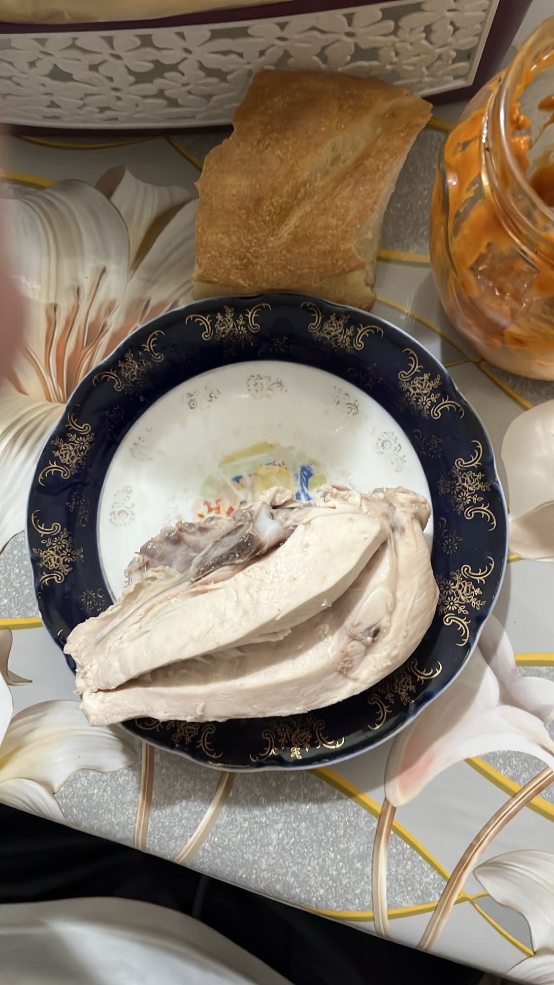 Курица с хлебом и соусом