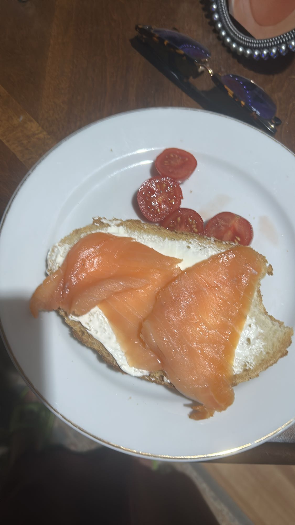 Pâine cu somon și roșii