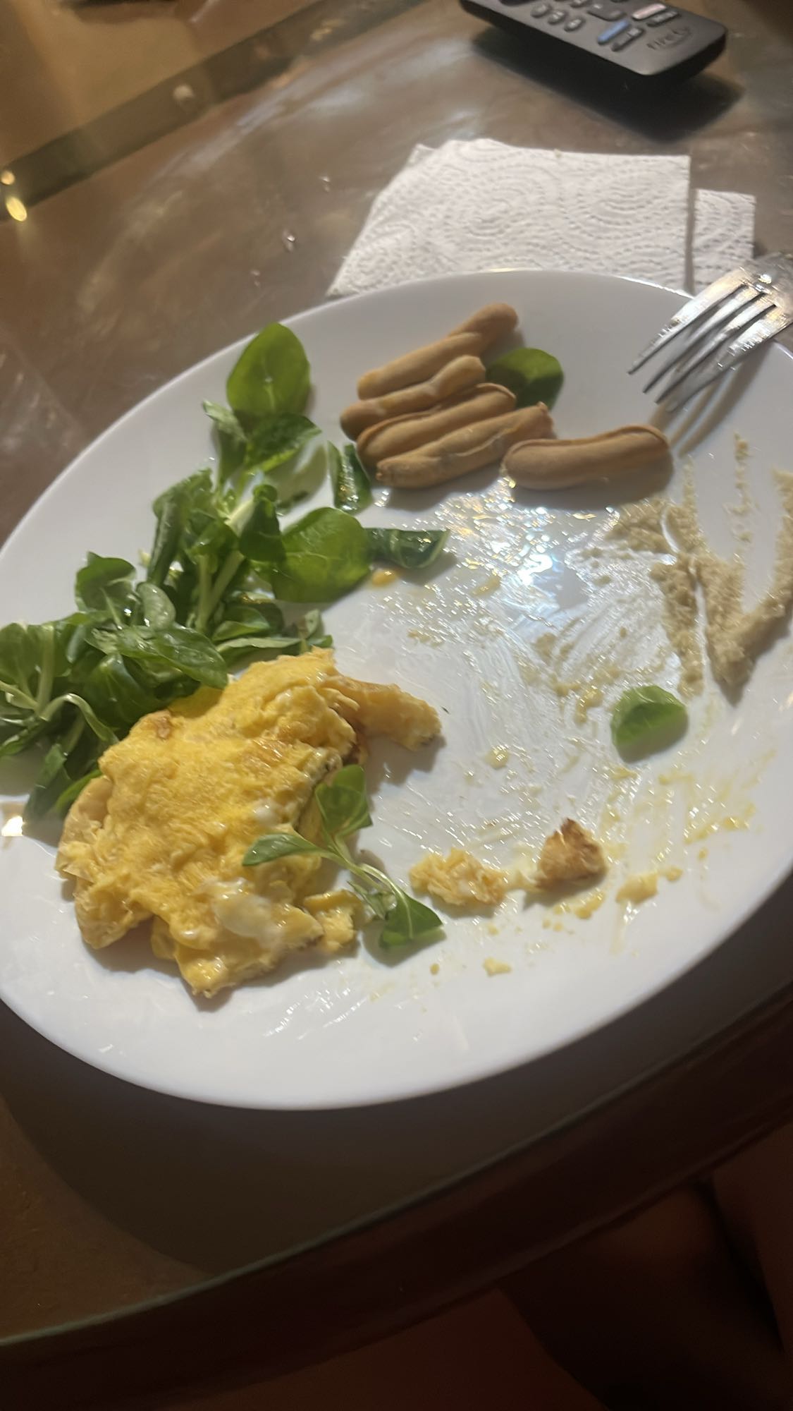 huevo con ensalada y pan