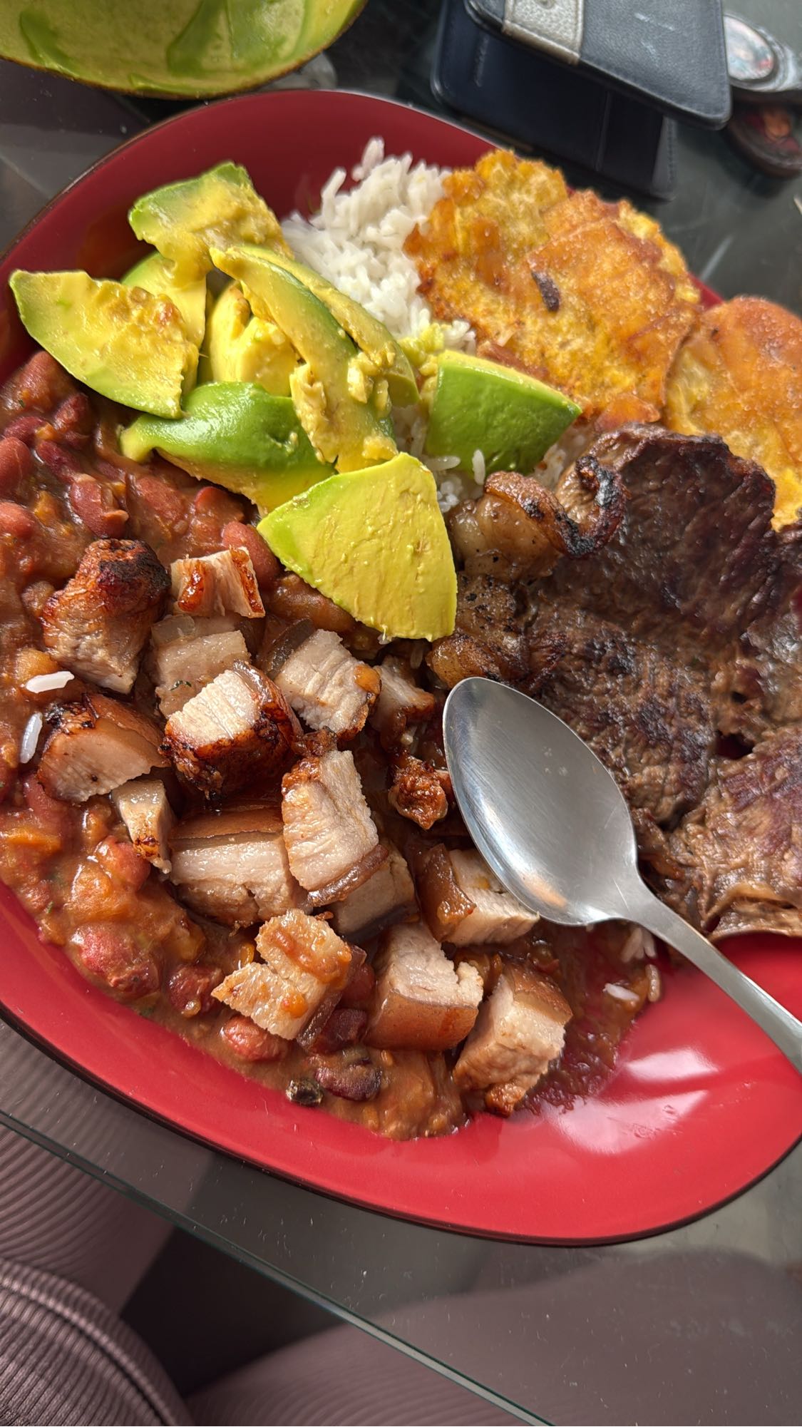 Bandeja con carne y arroz