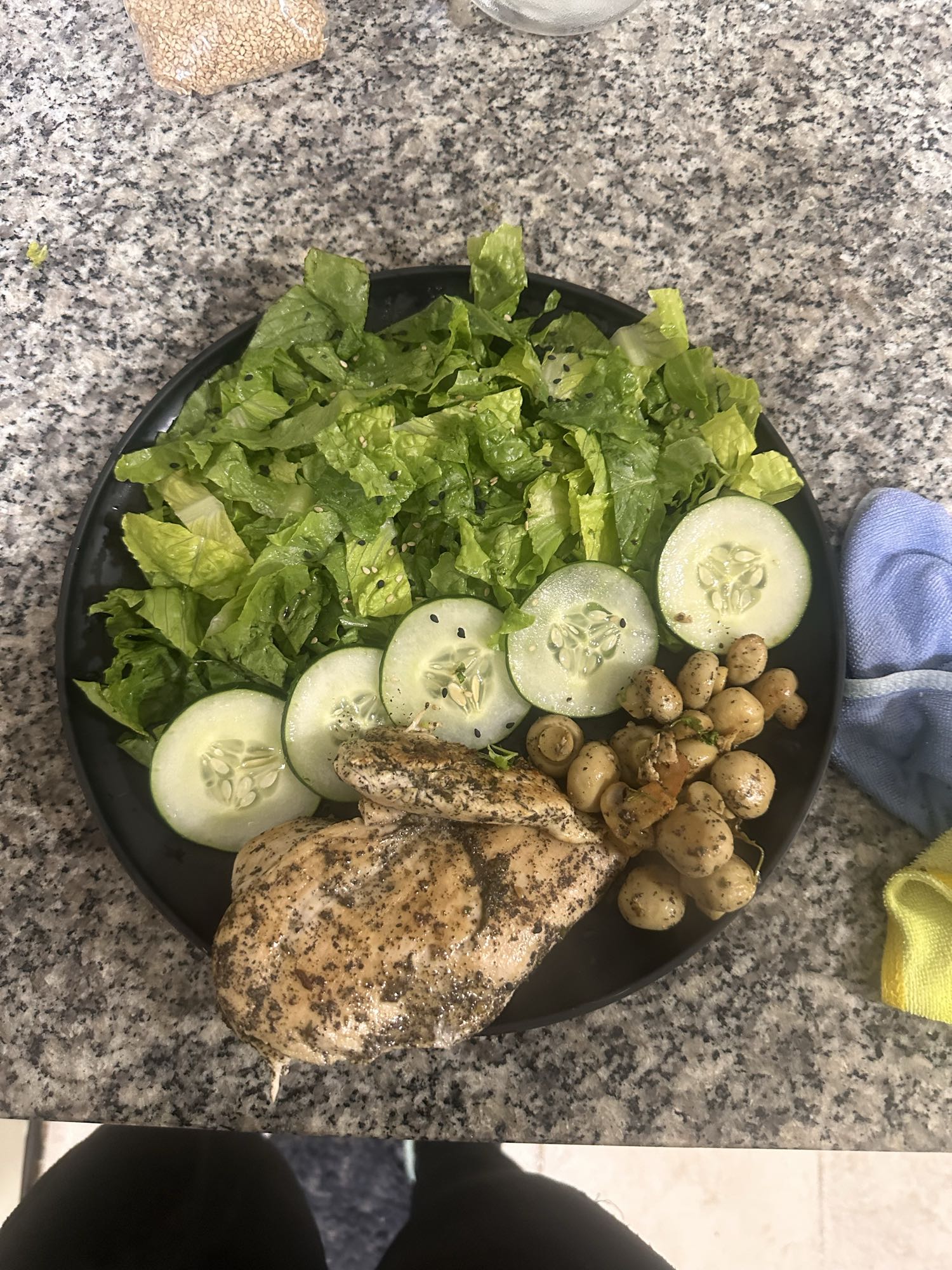 Ensalada con pollo y champiñones