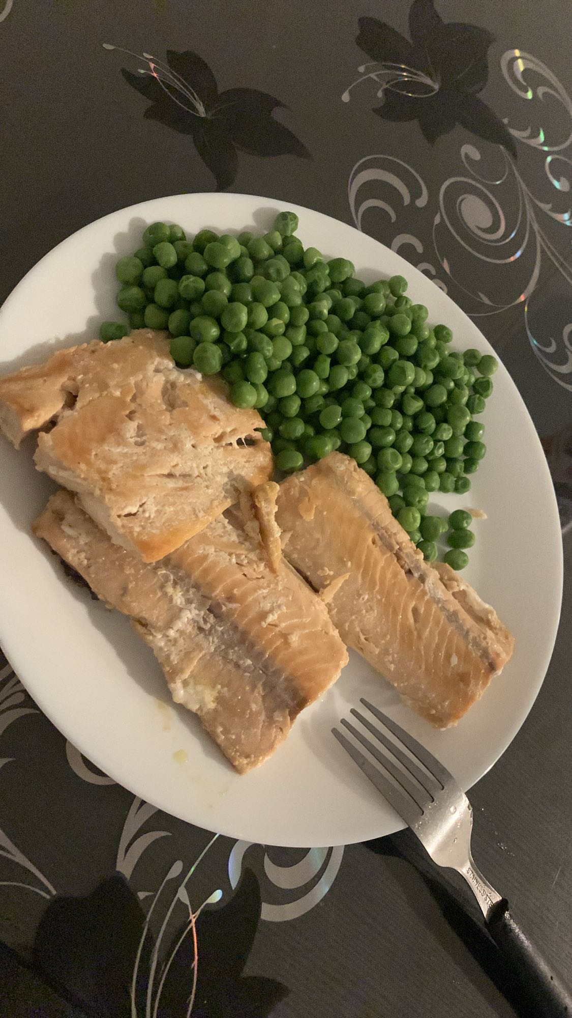 Lax med gröna ärtor