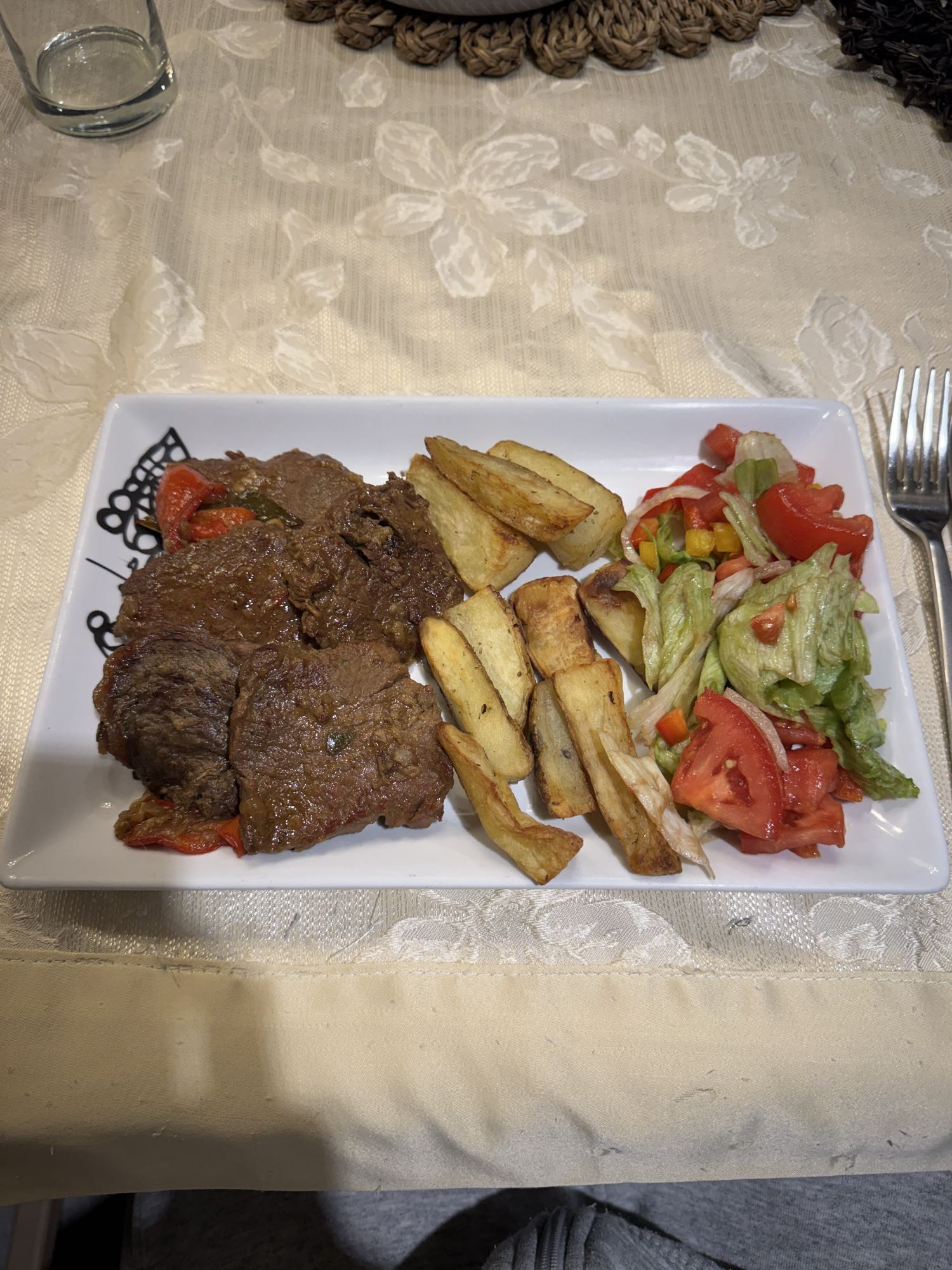 Carne con papas y ensalada