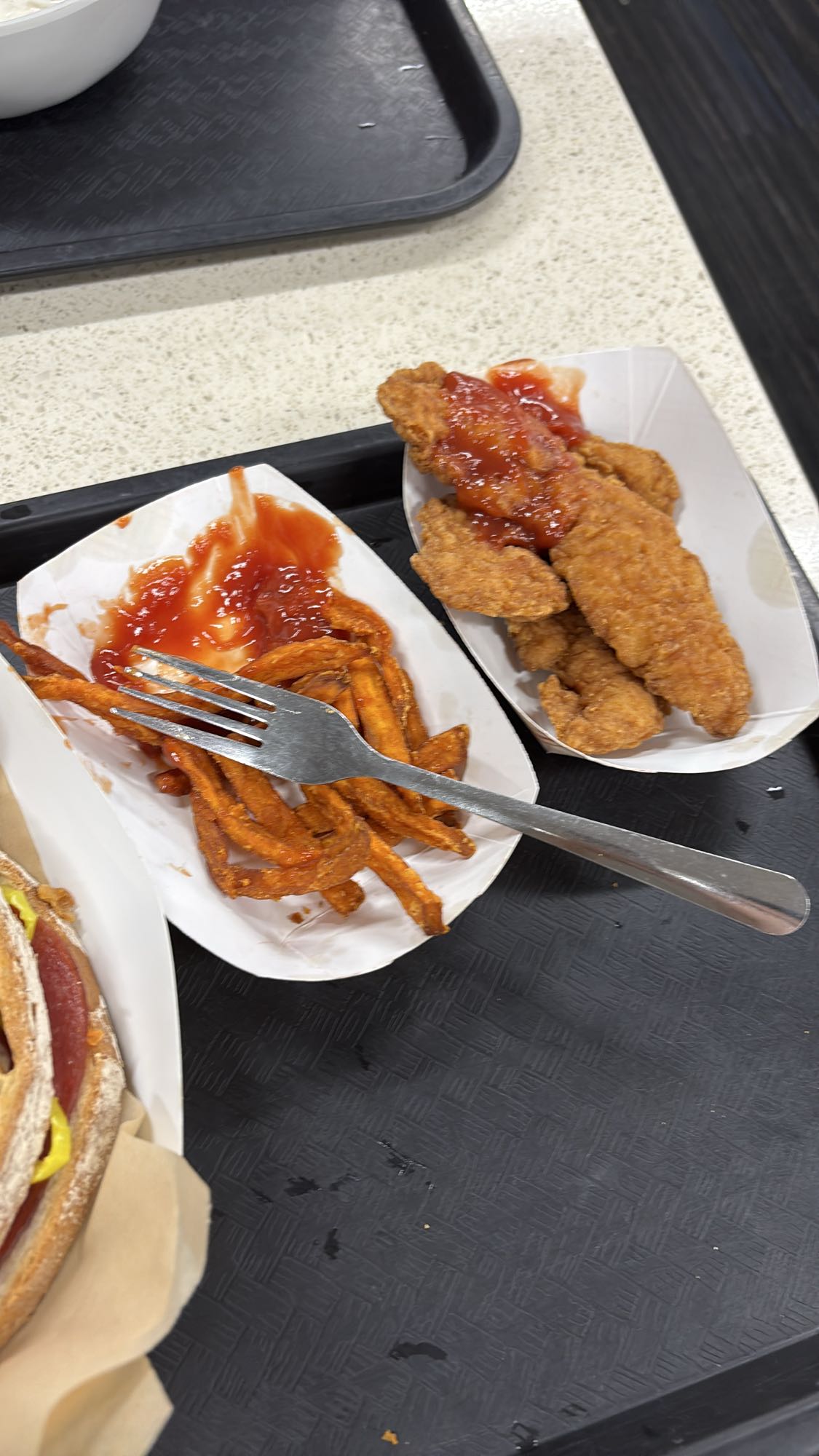 Tiras y papas fritas