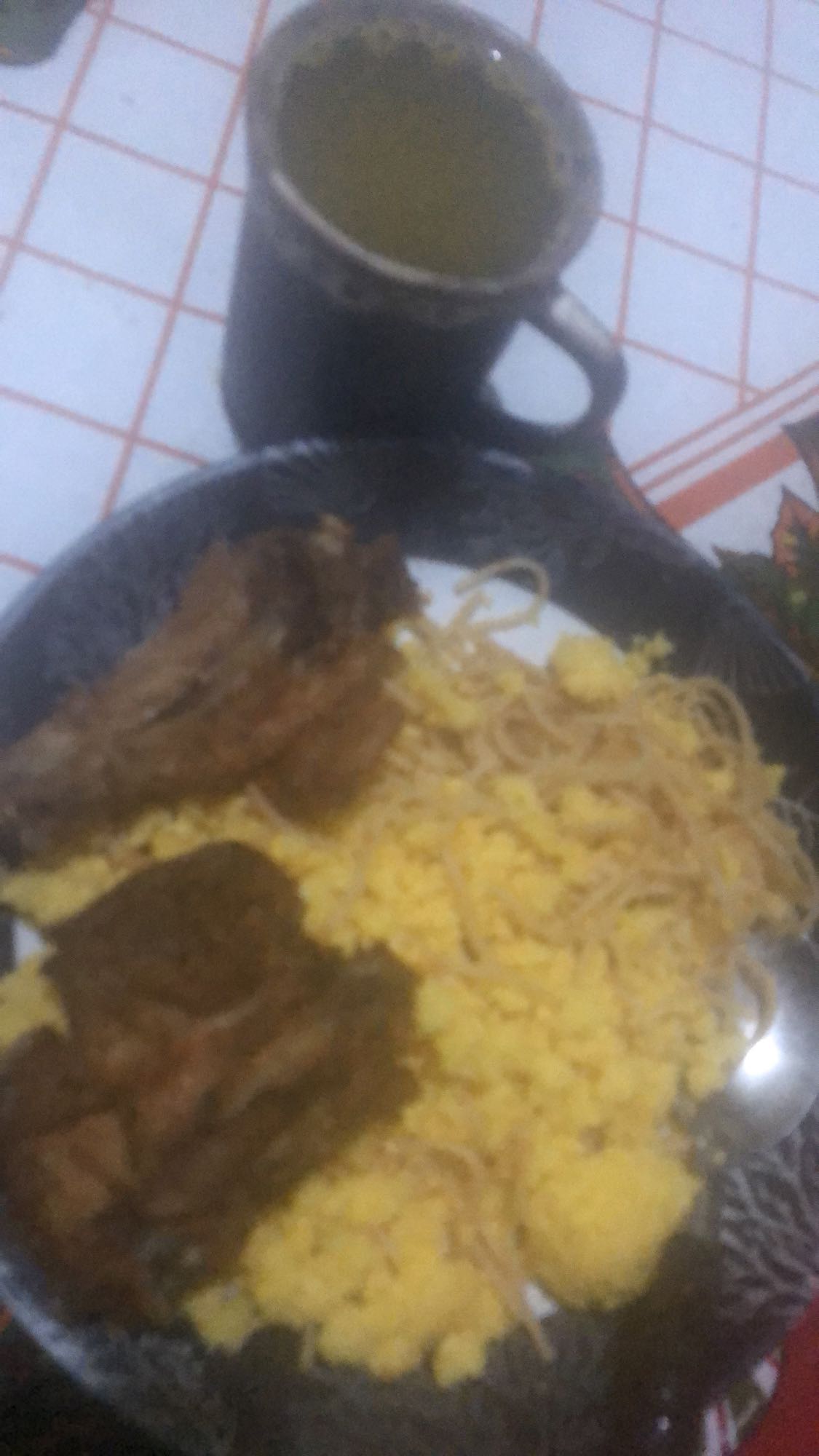 Macarrão, ovos e carne