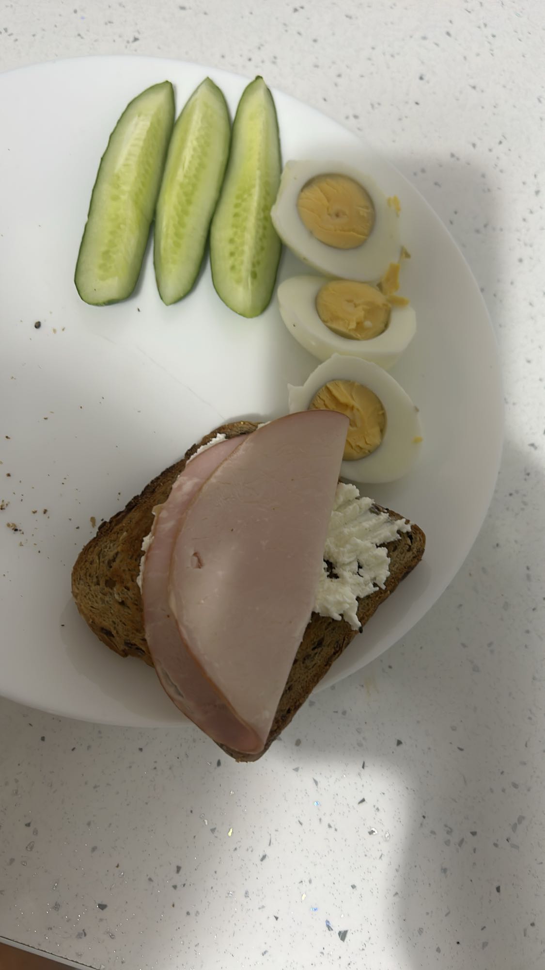 Mic dejun cu ou și șuncă