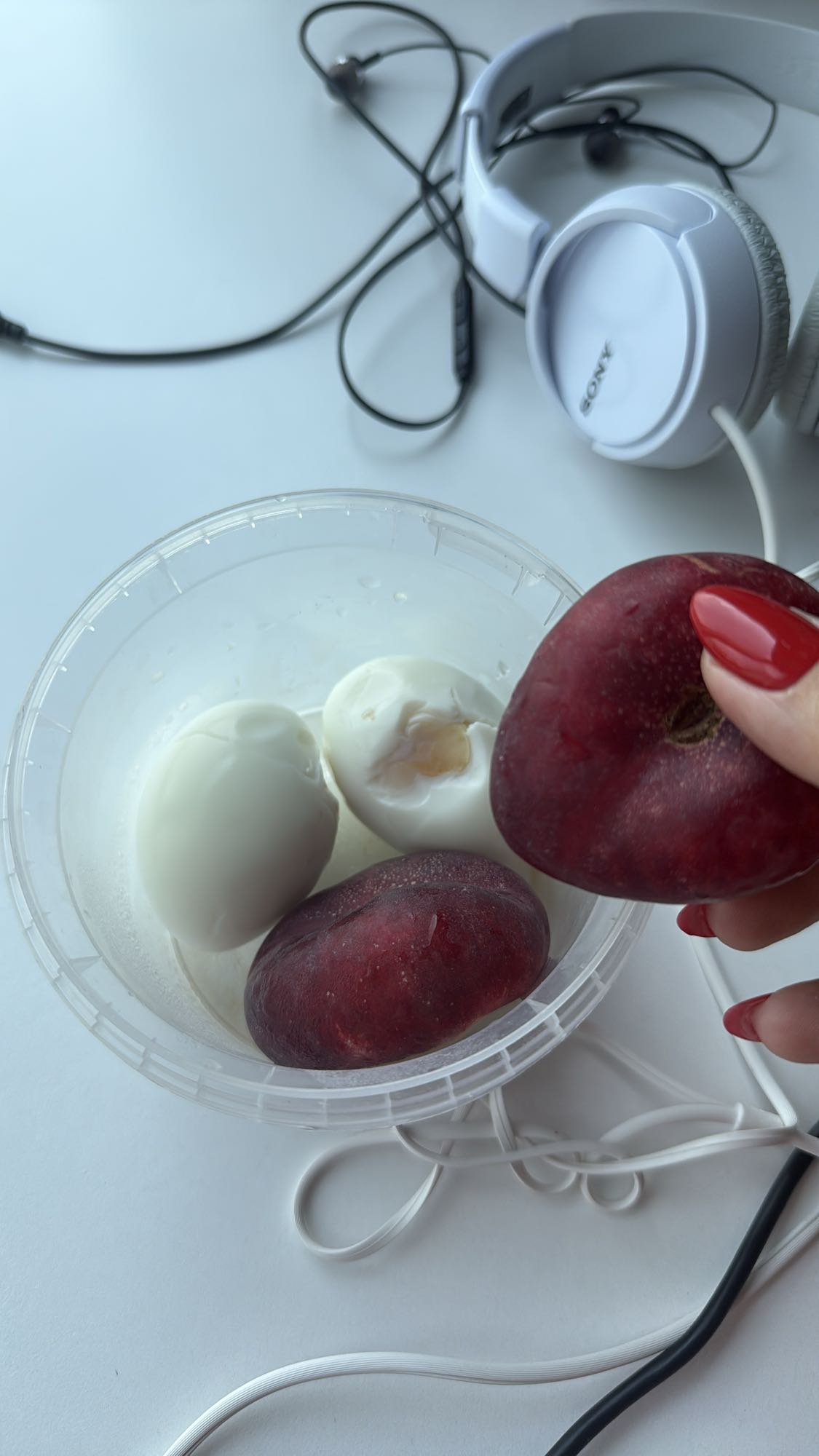 Яйца и нектарины