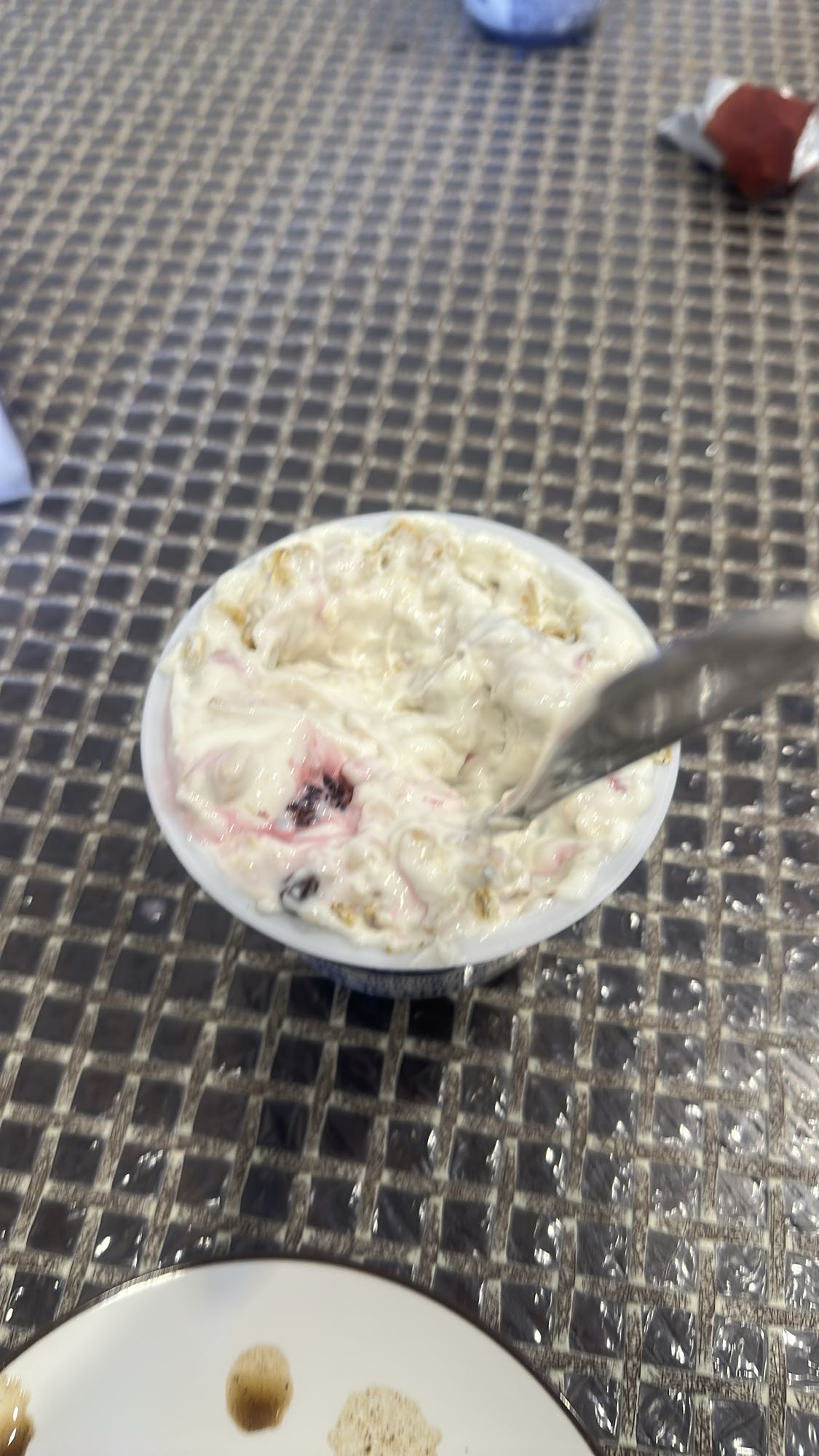 йогурт с мюсли и ягодами