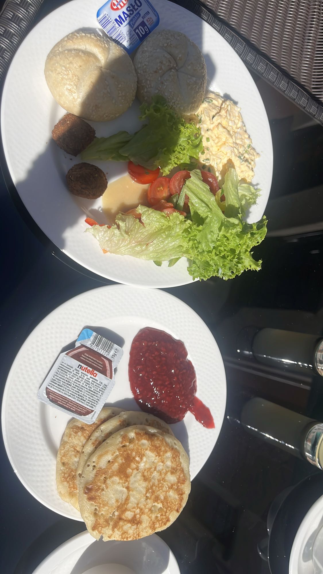 śniadanie z bułkami i plackami