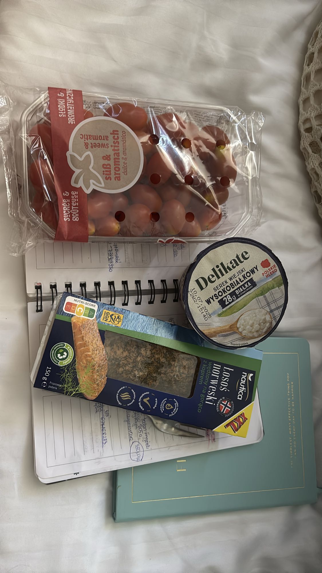 Łosoś z twarogiem i pomidorkami