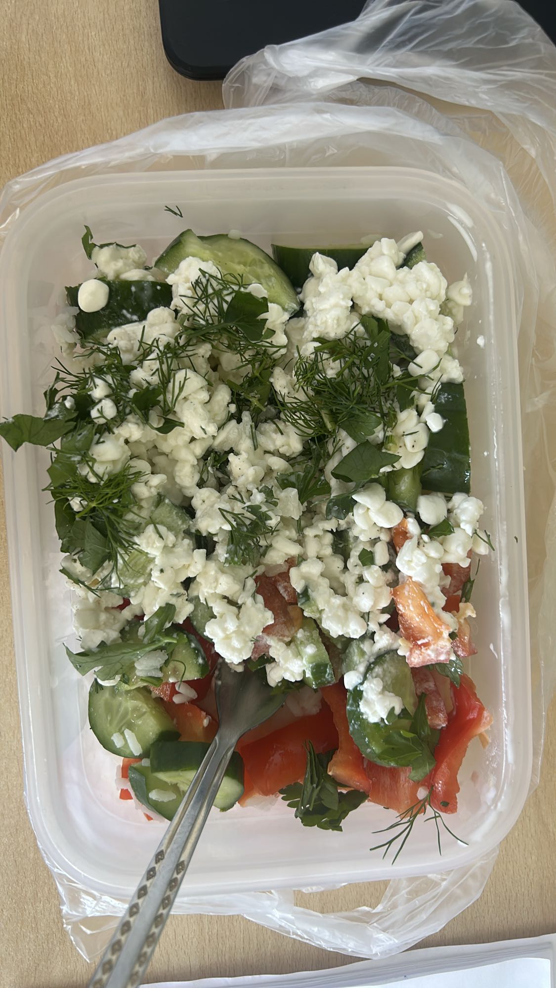 Sałatka z twarogiem i warzywami