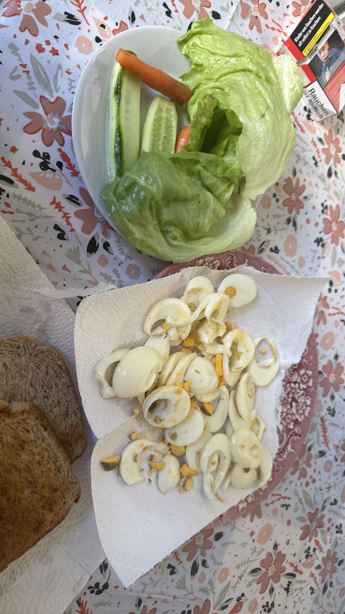 بيض مسلوق وخضار وخبز