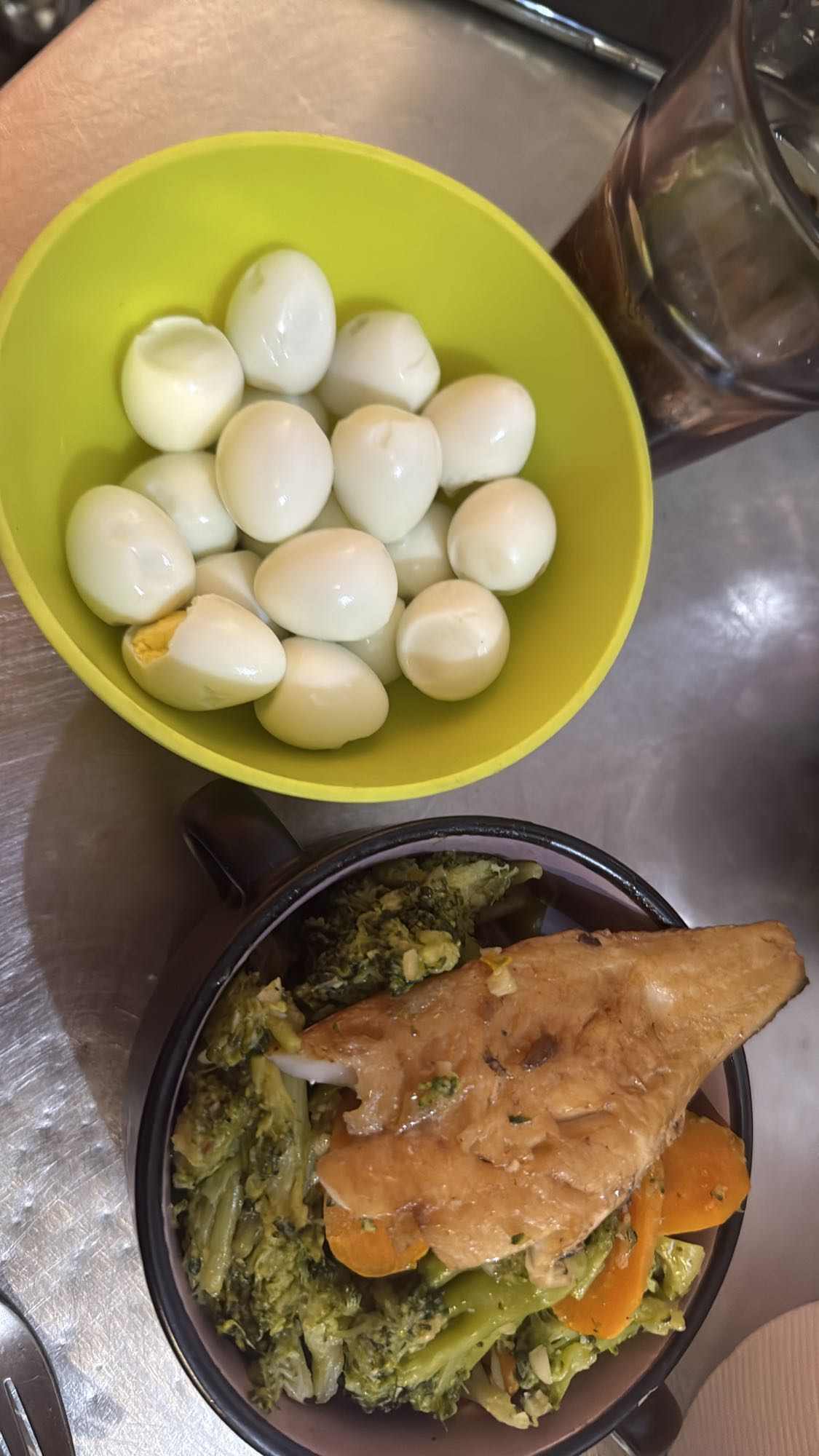 Huevos y merluza con verduras