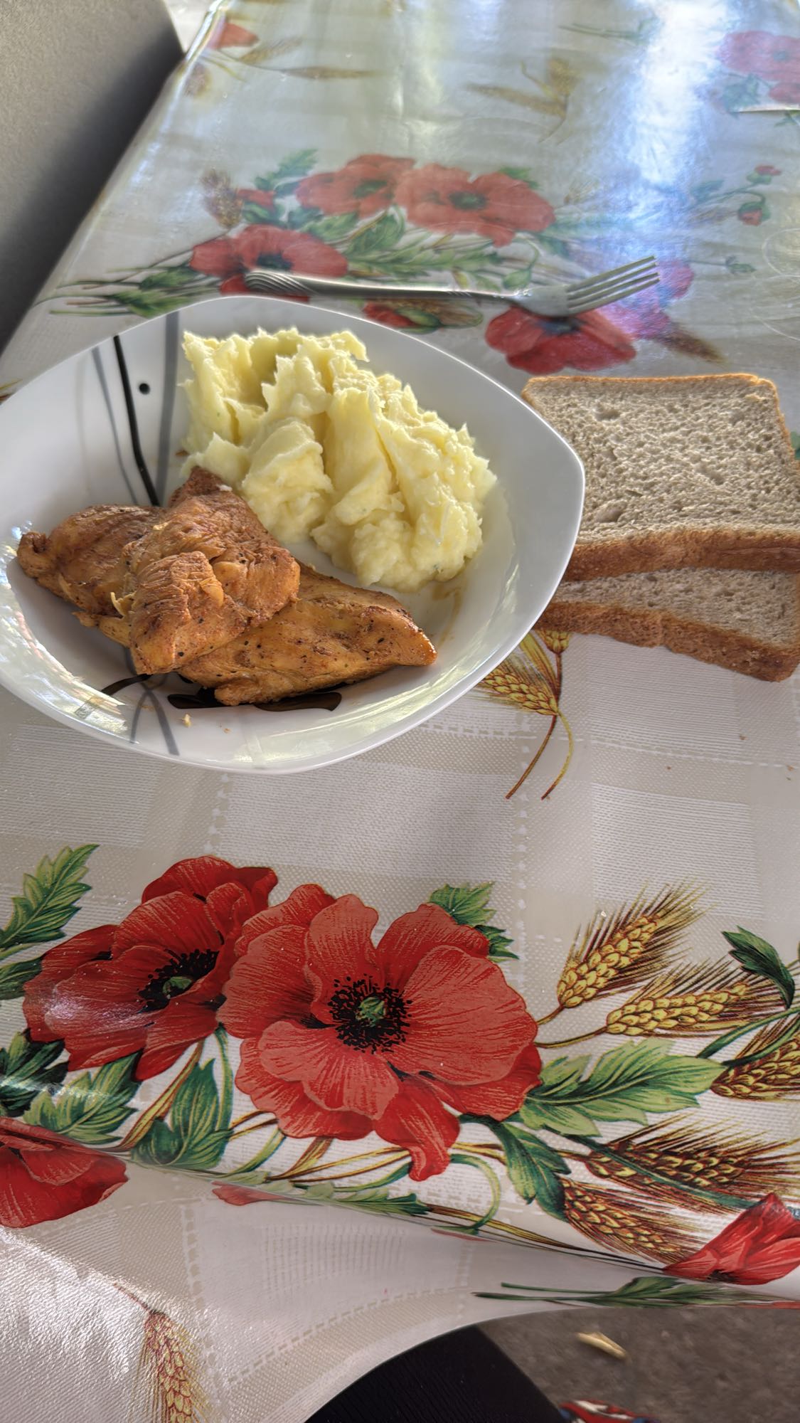 Pui cu piure și pâine