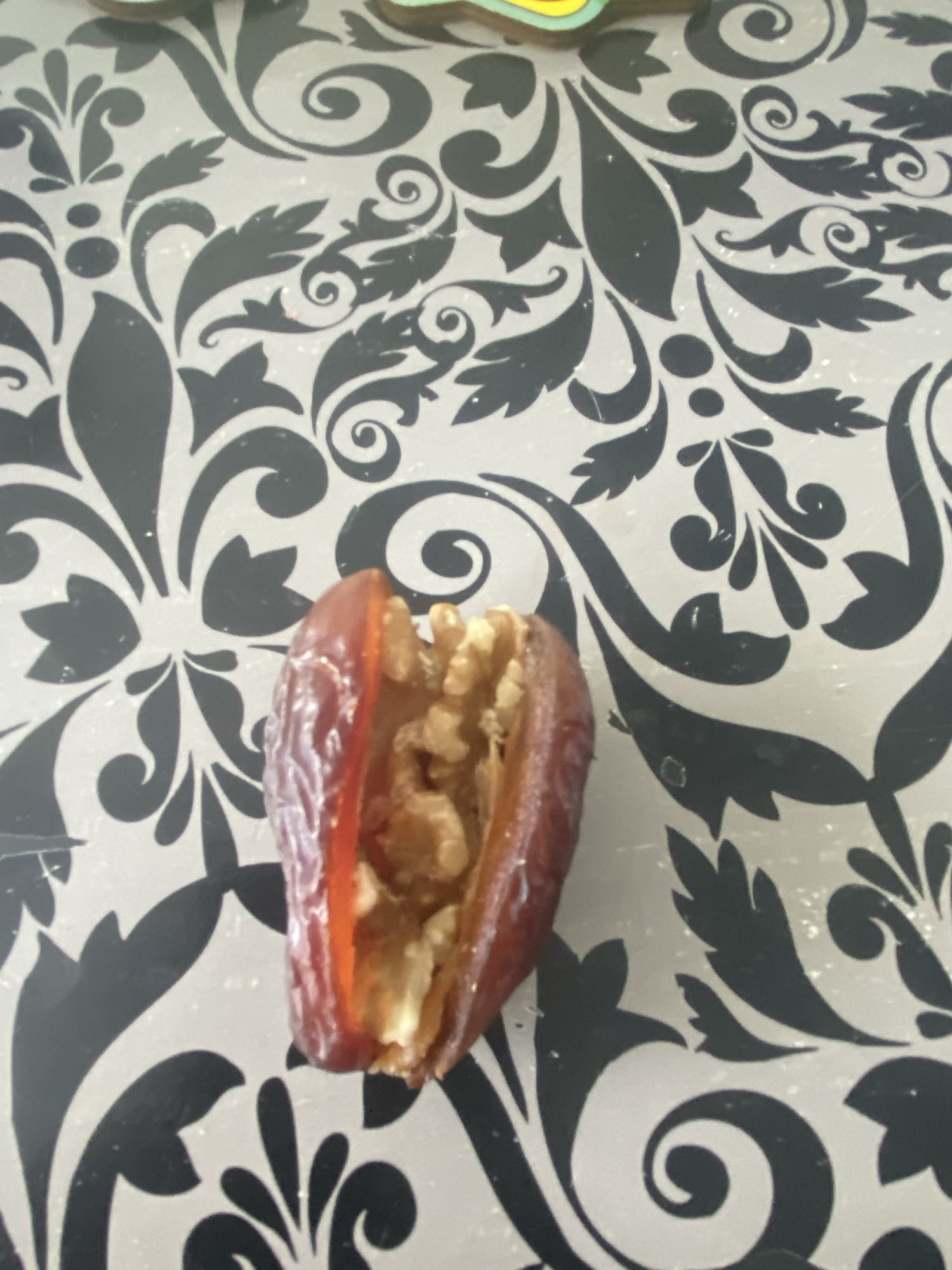 تمر محشي بالجوز