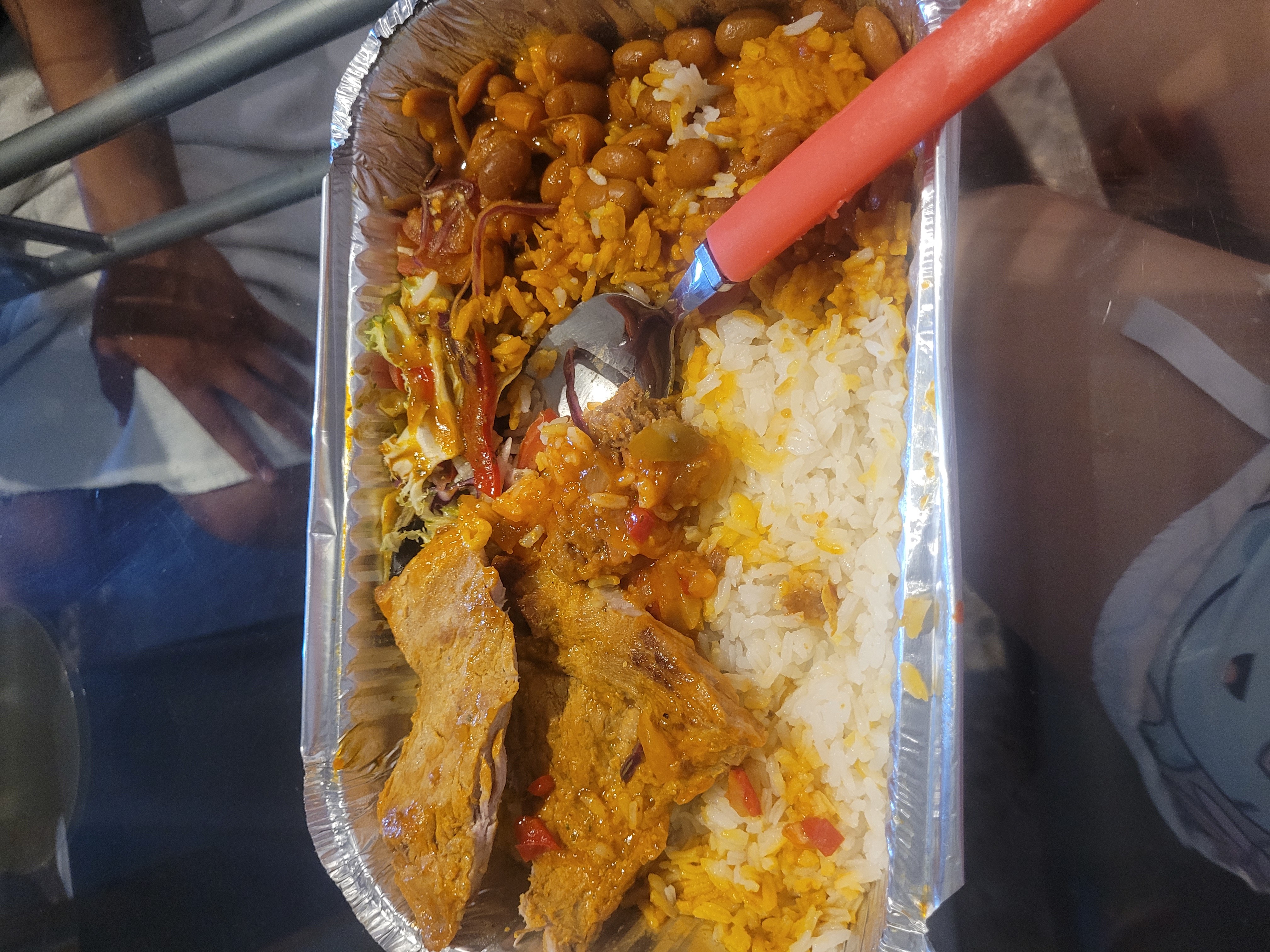 arroz con carne y ensalada