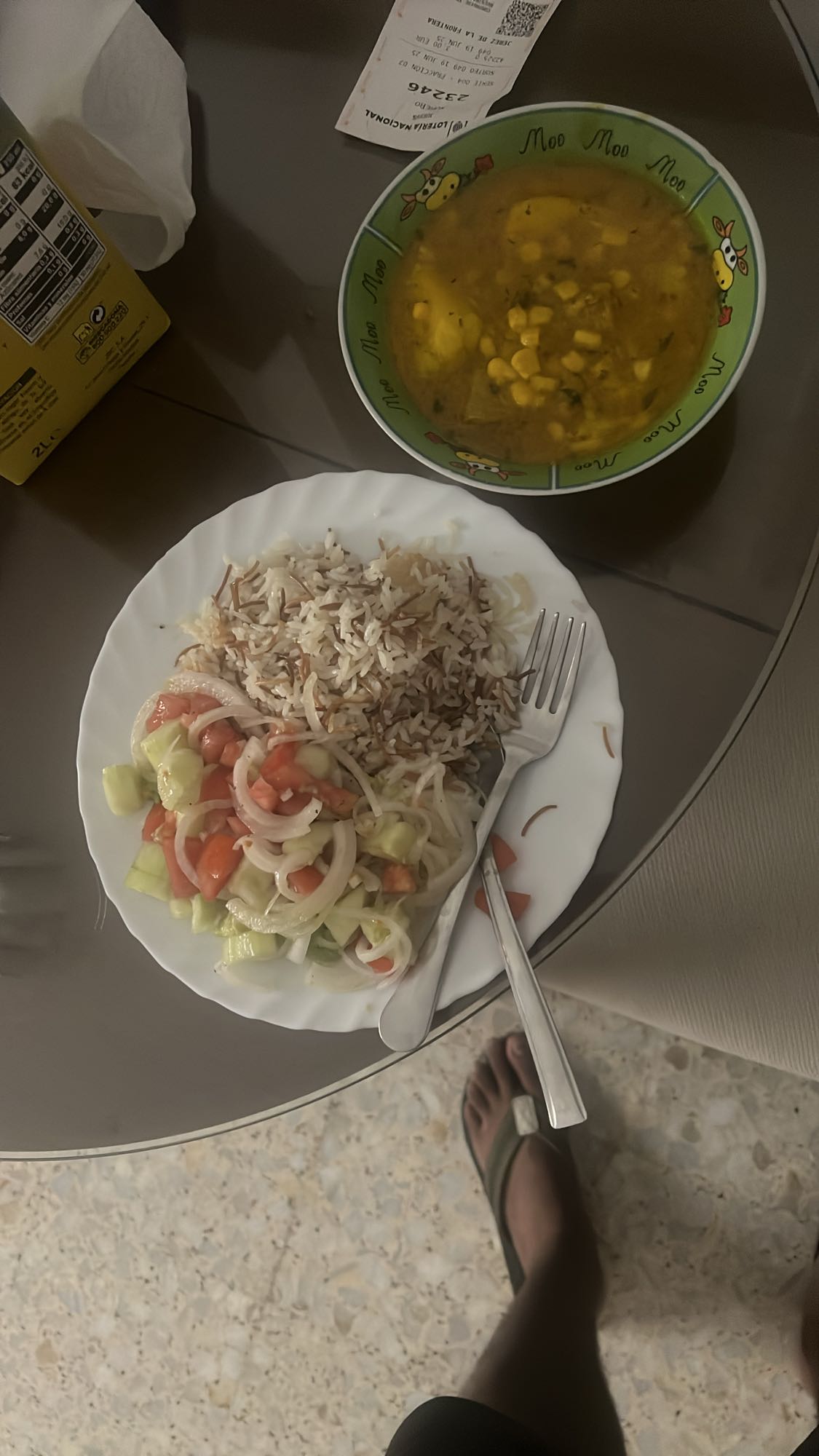 arroz con sopa y ensalada