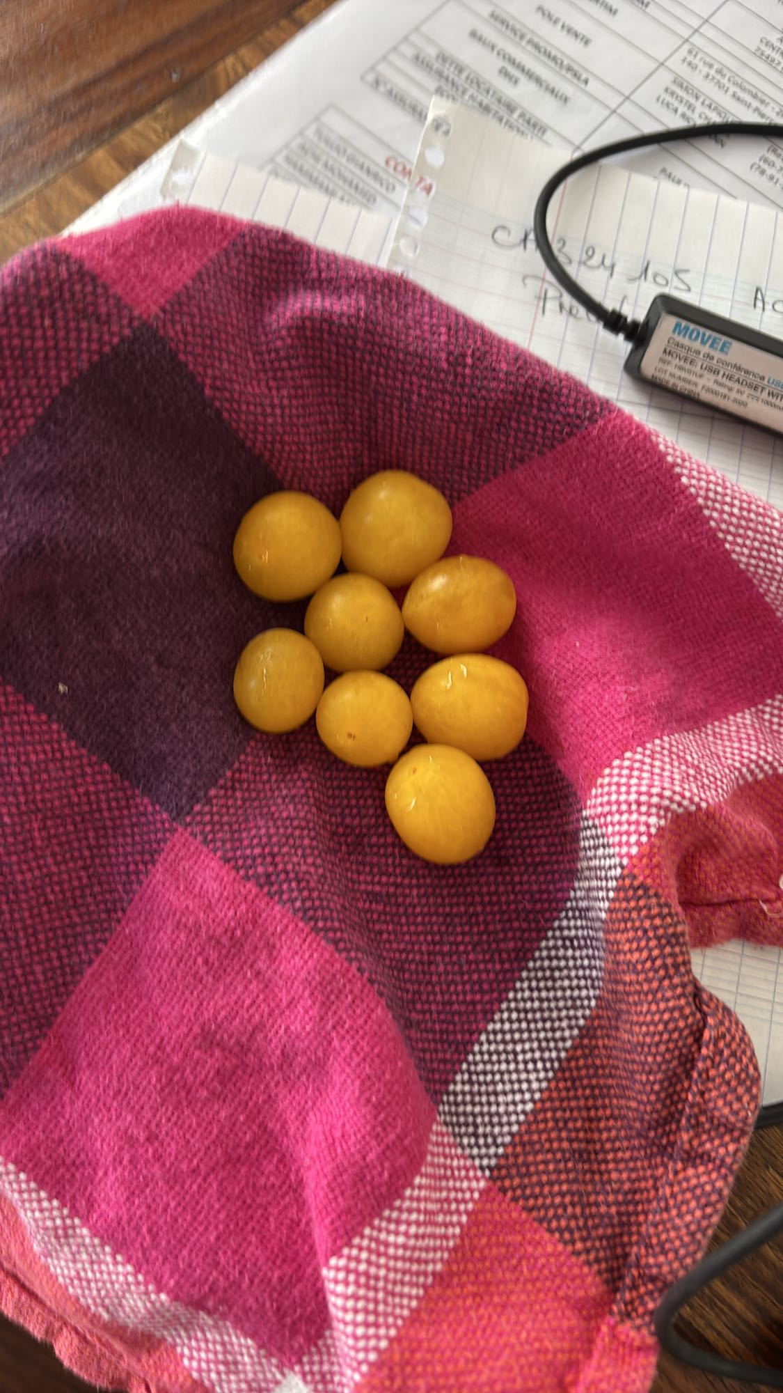 prunes jaunes fraîches