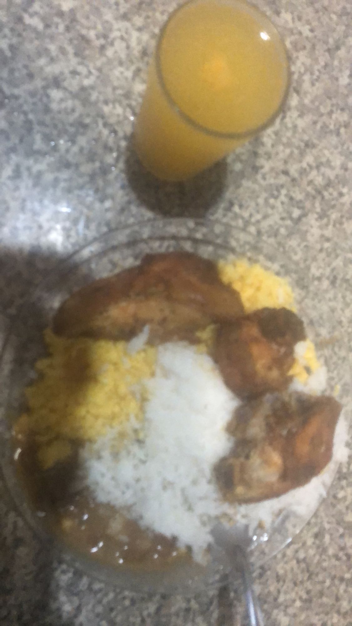 Frango, arroz, feijão e suco