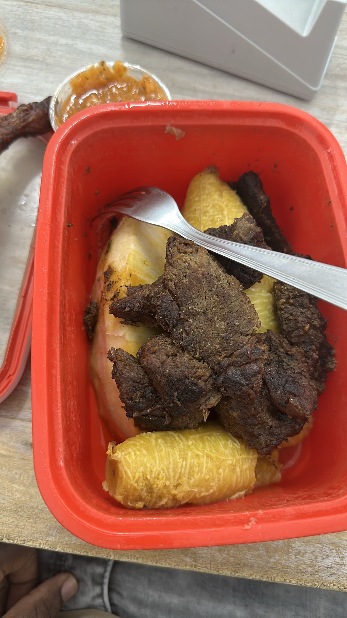 Plantain et viande grillée