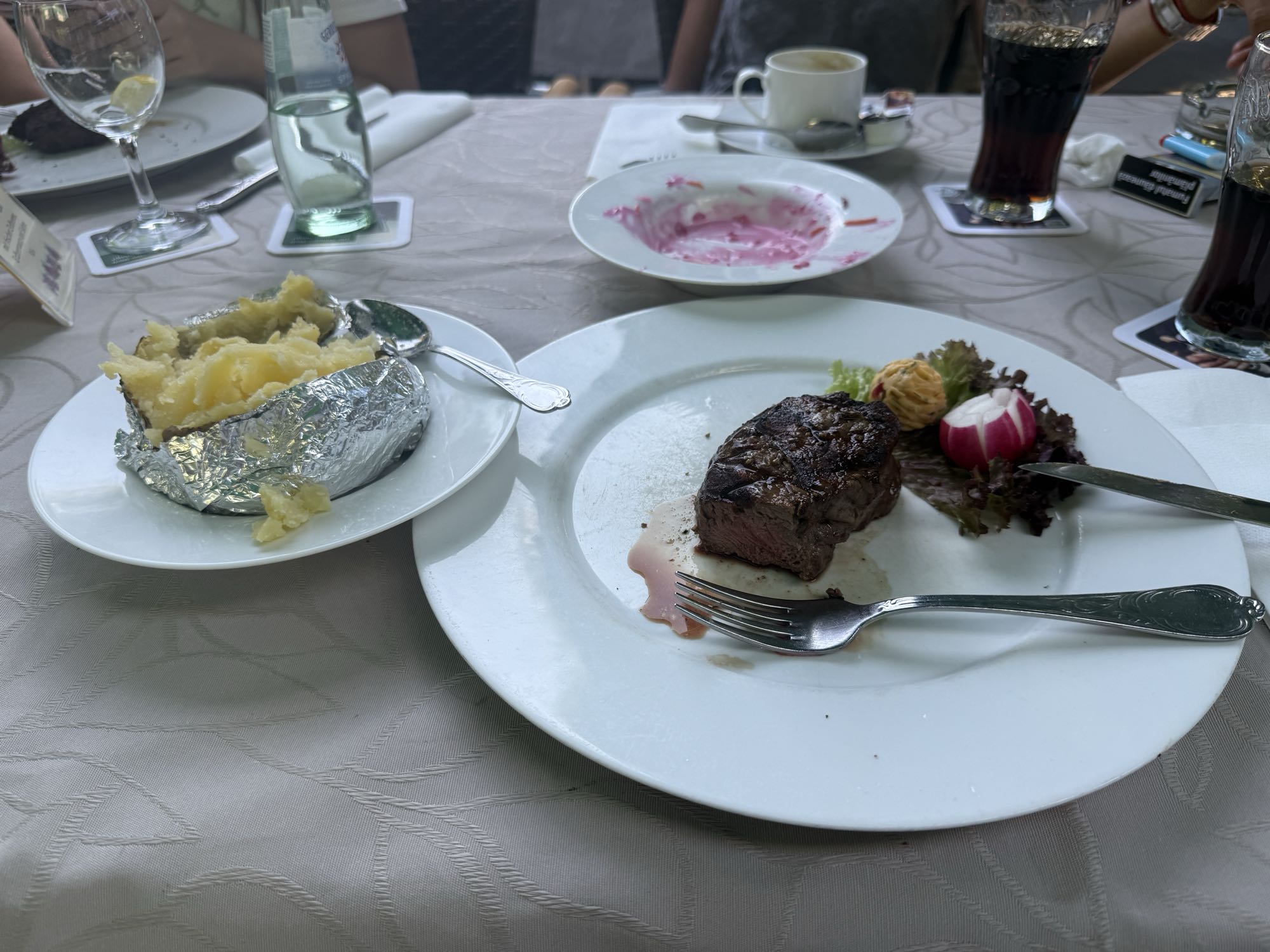 Stek z ziemniakiem i sałatą