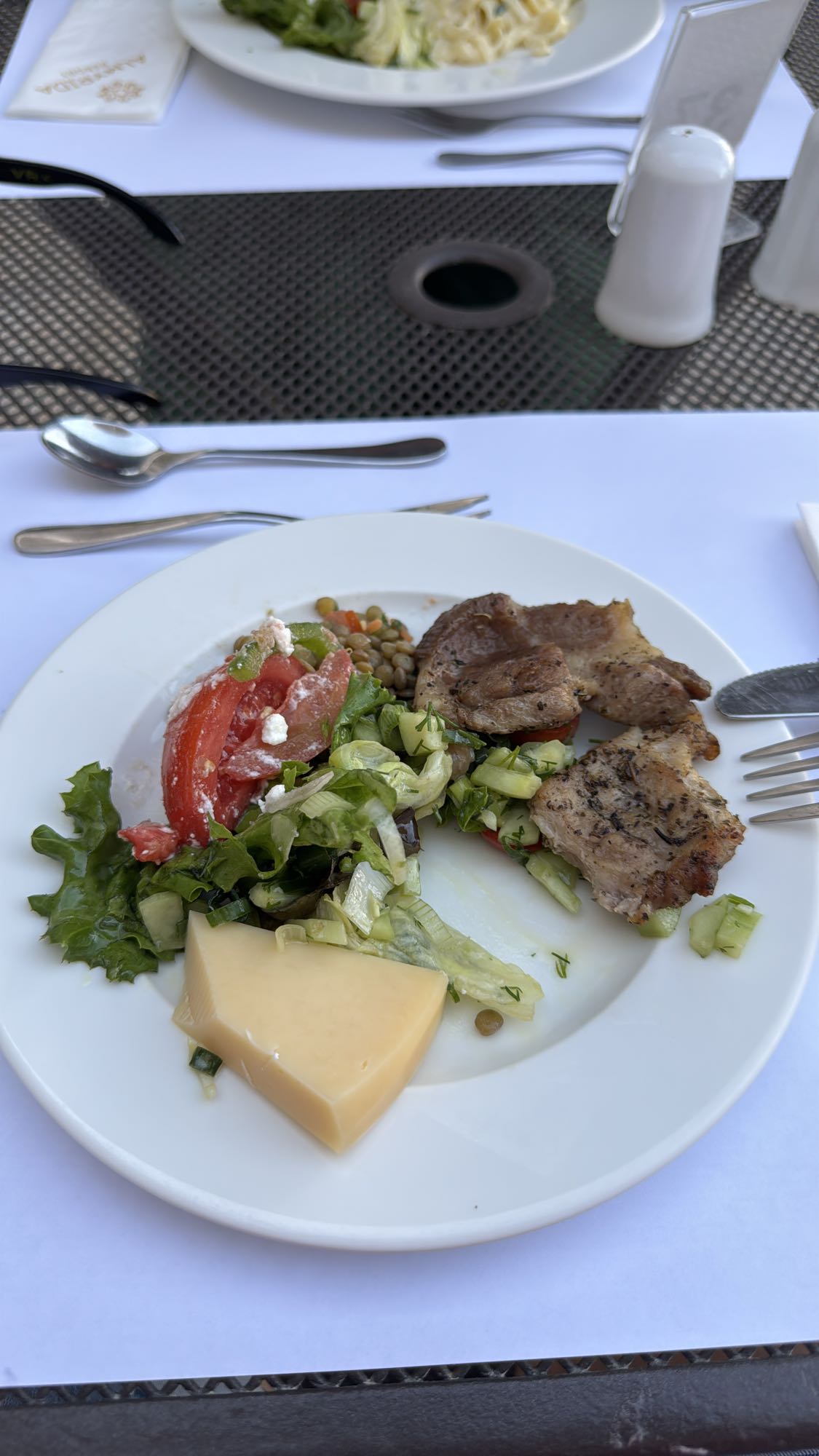 Grillezett hús salátával