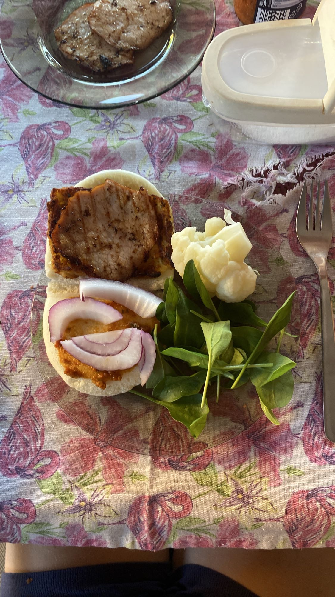 Sandviș cu carne și legume