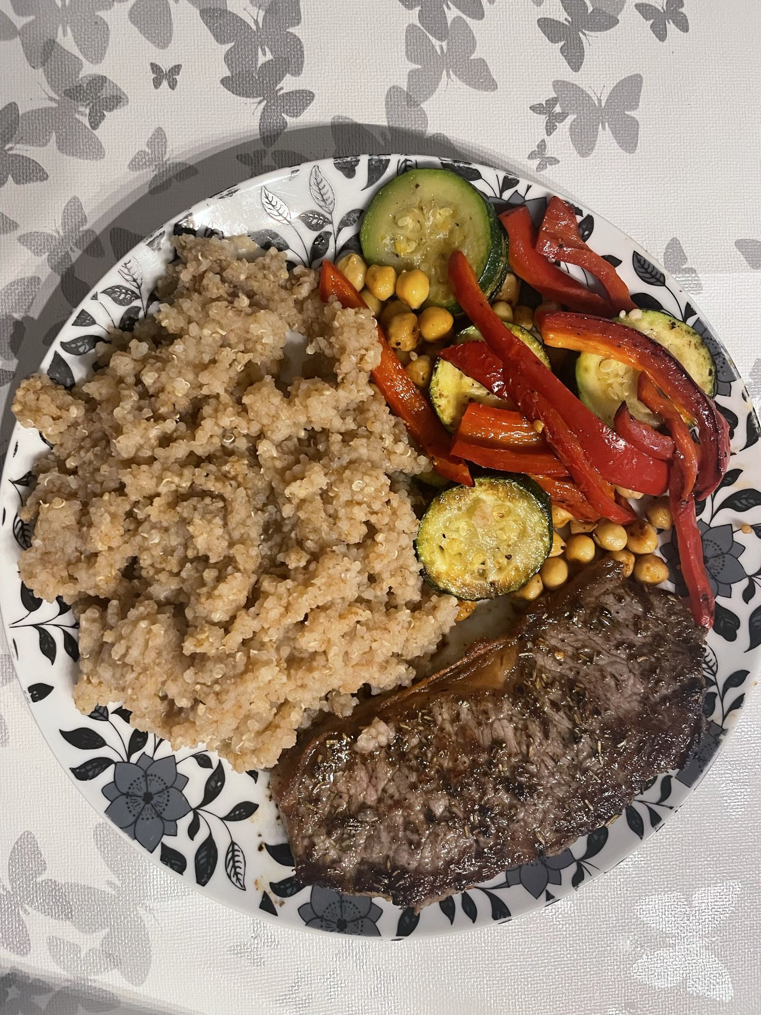 Rinderhüftsteak mit Quinoa und Gemüse