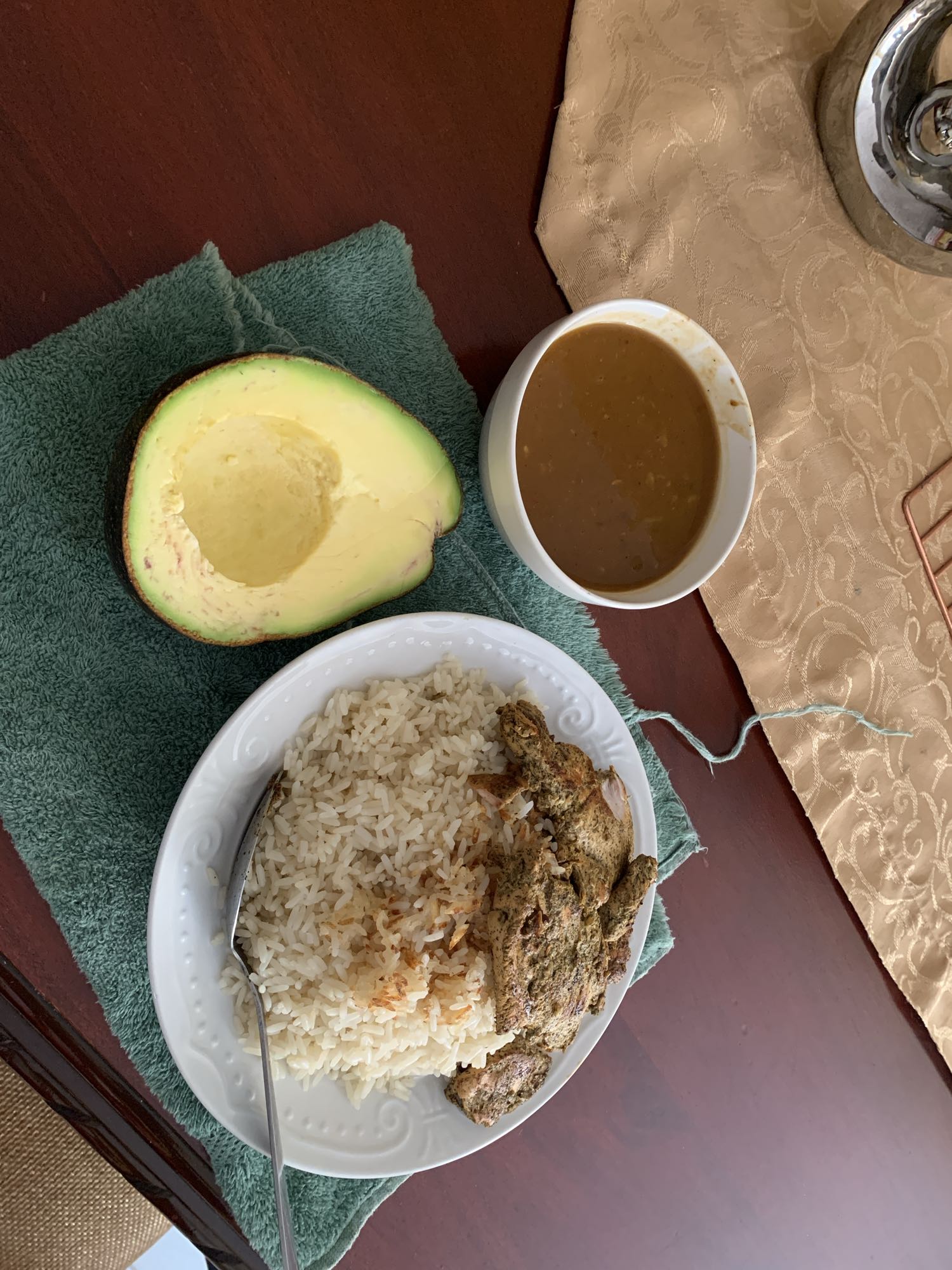 Arroz con pollo y aguacate