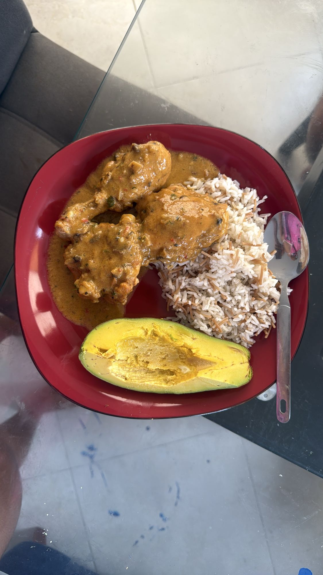 Pollo en salsa con arroz y aguacate