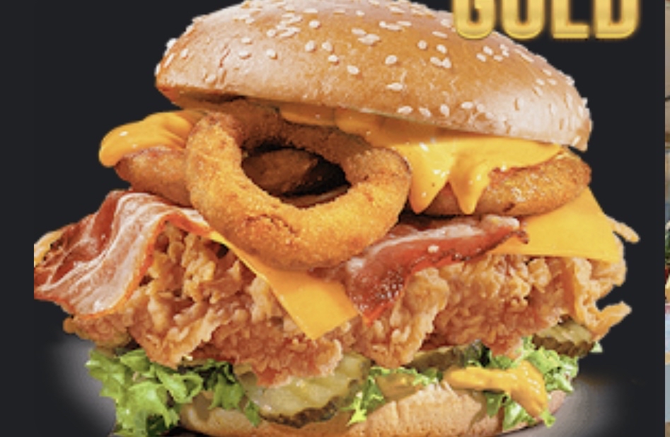 Złoty burger z kurczakiem