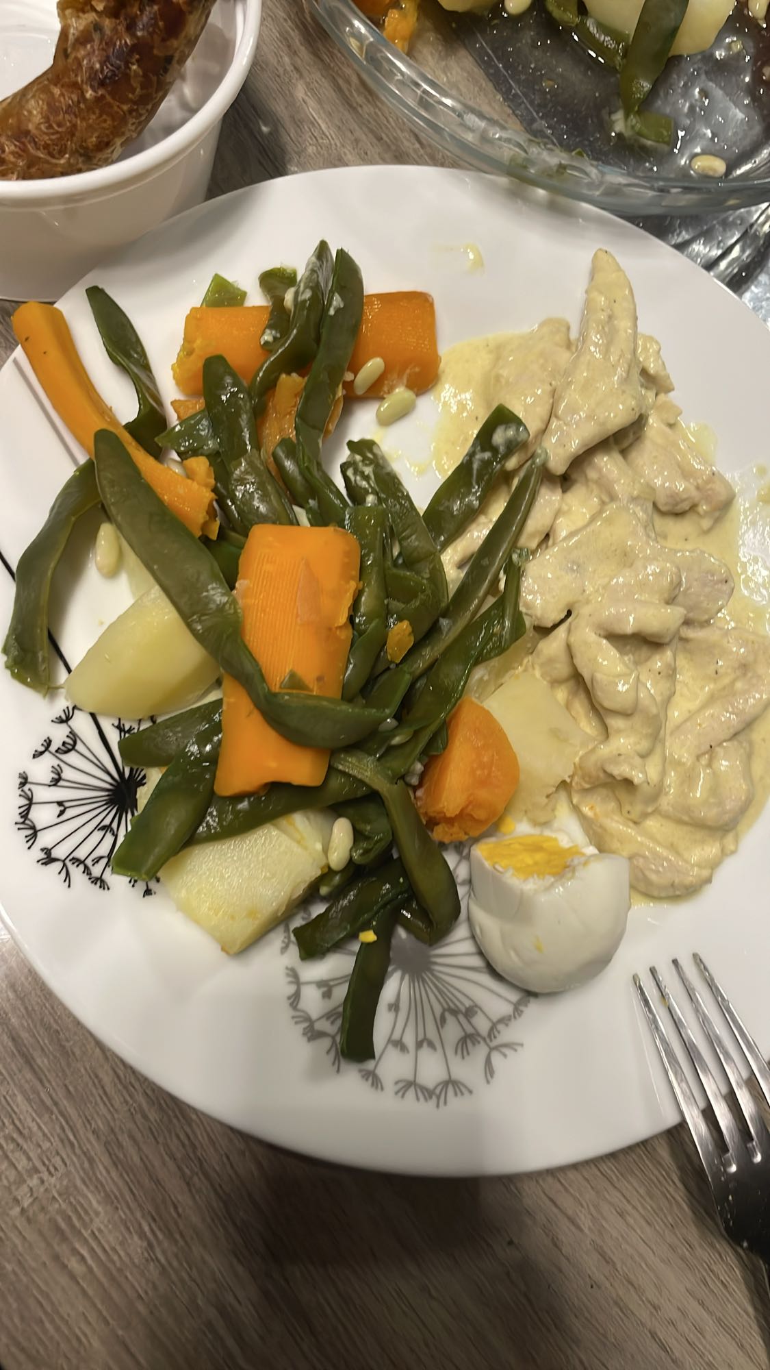 Poulet sauce, légumes, œuf
