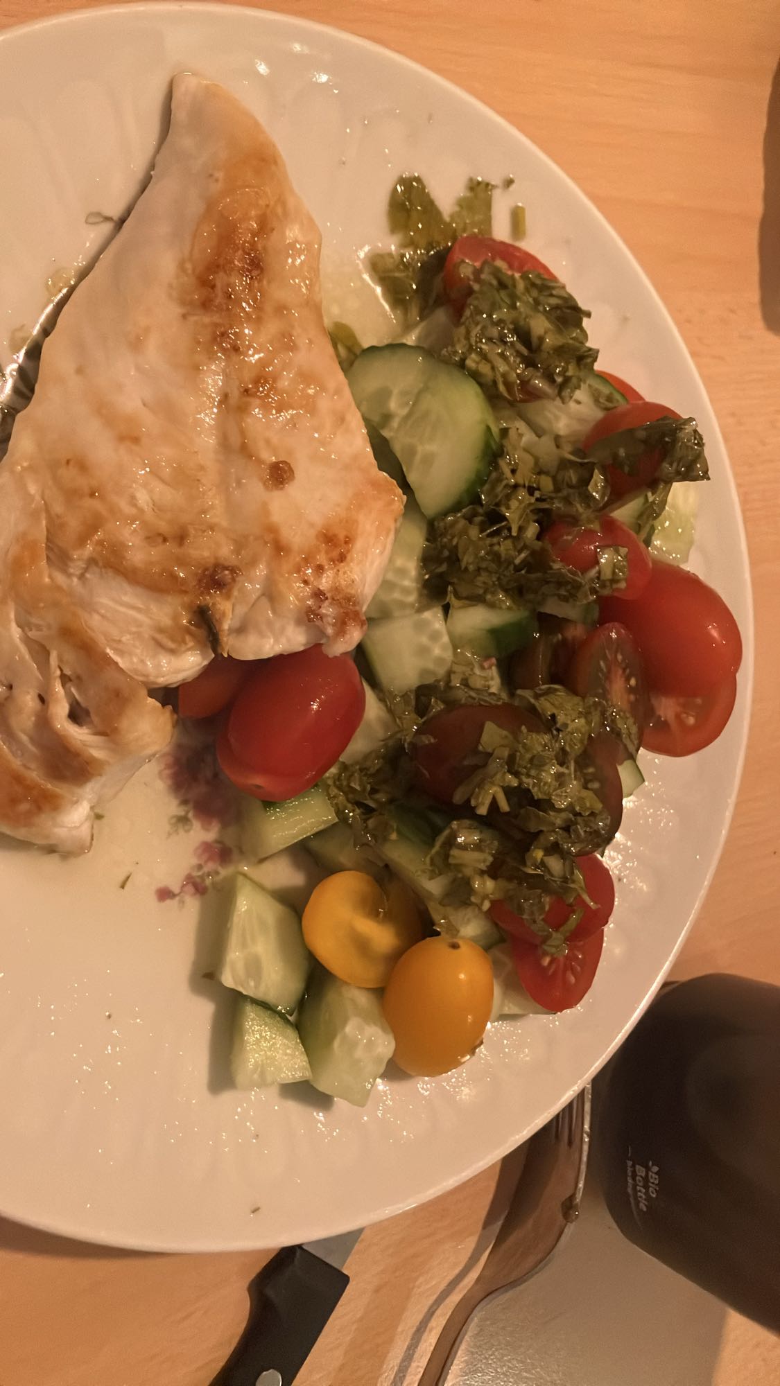 Frango grelhado com salada e pão integral com cream cheese