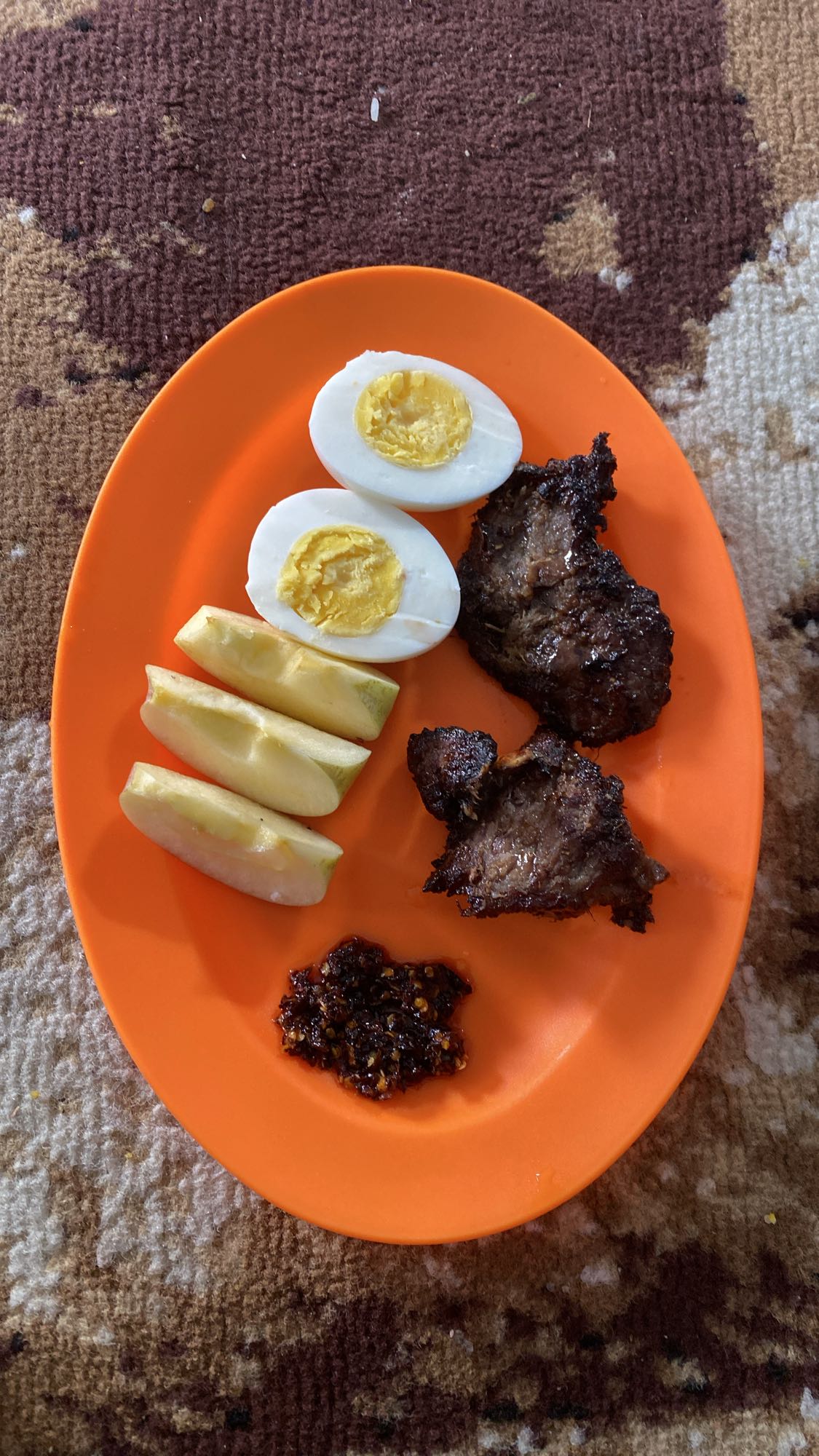 Telur, daging, apel, sambal