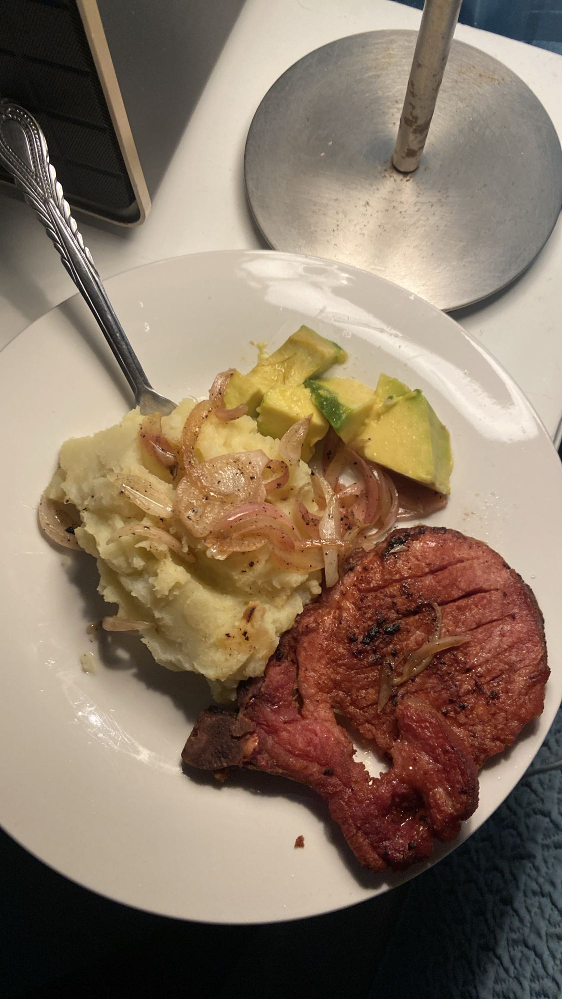 Chuleta con puré y aguacate