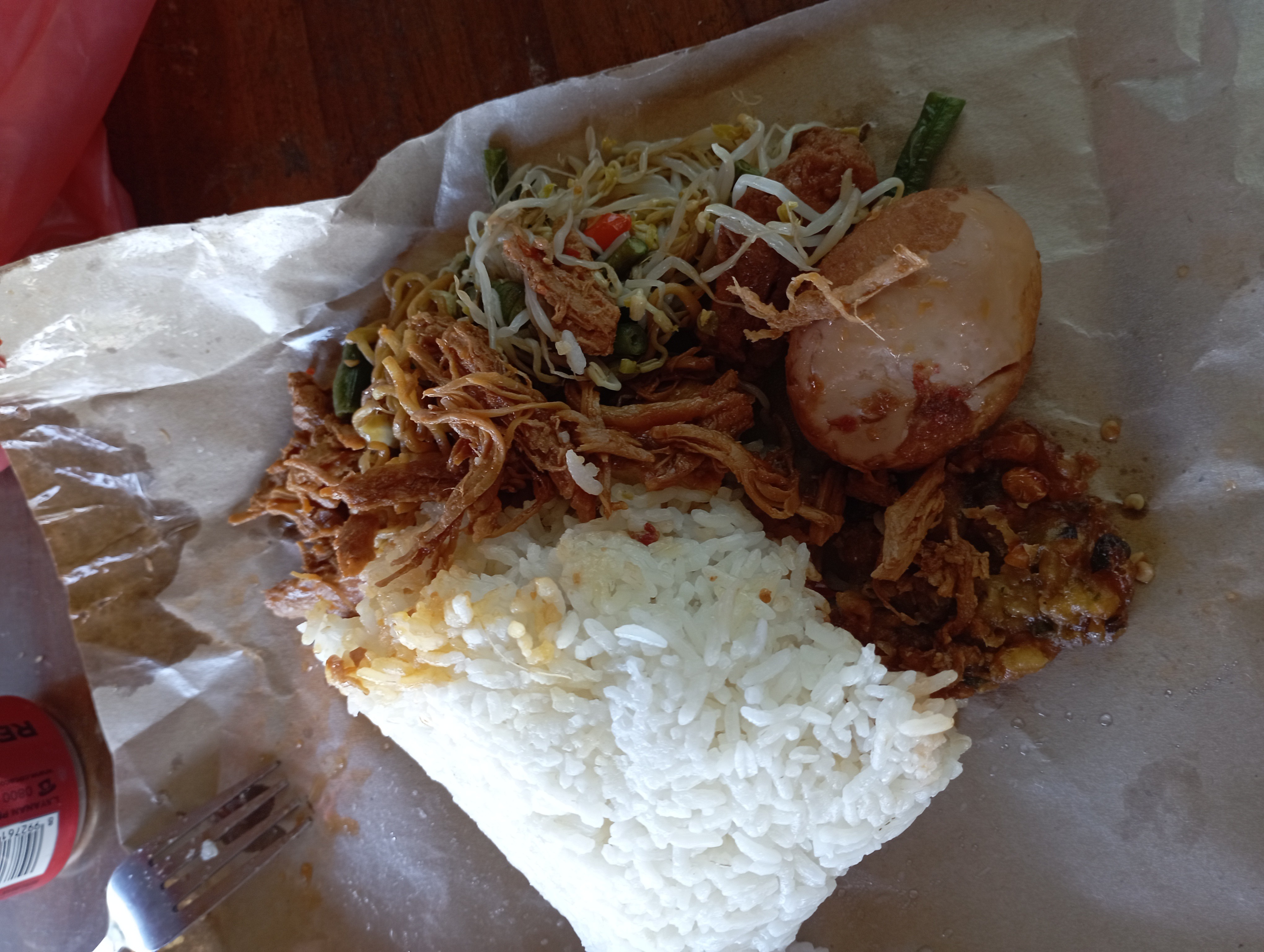 arroz con pollo desmenuzado y huevo