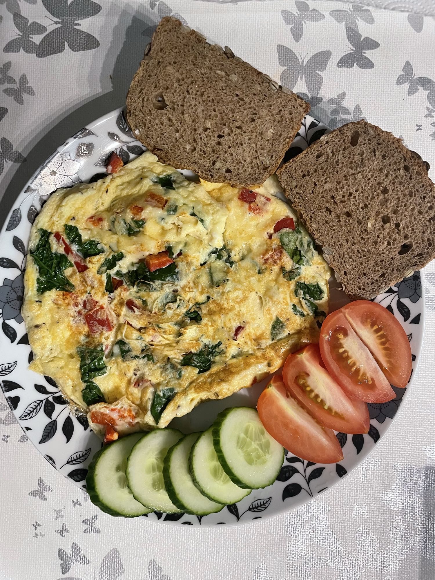 Omelet mit Gemüse & Vollkornbrot