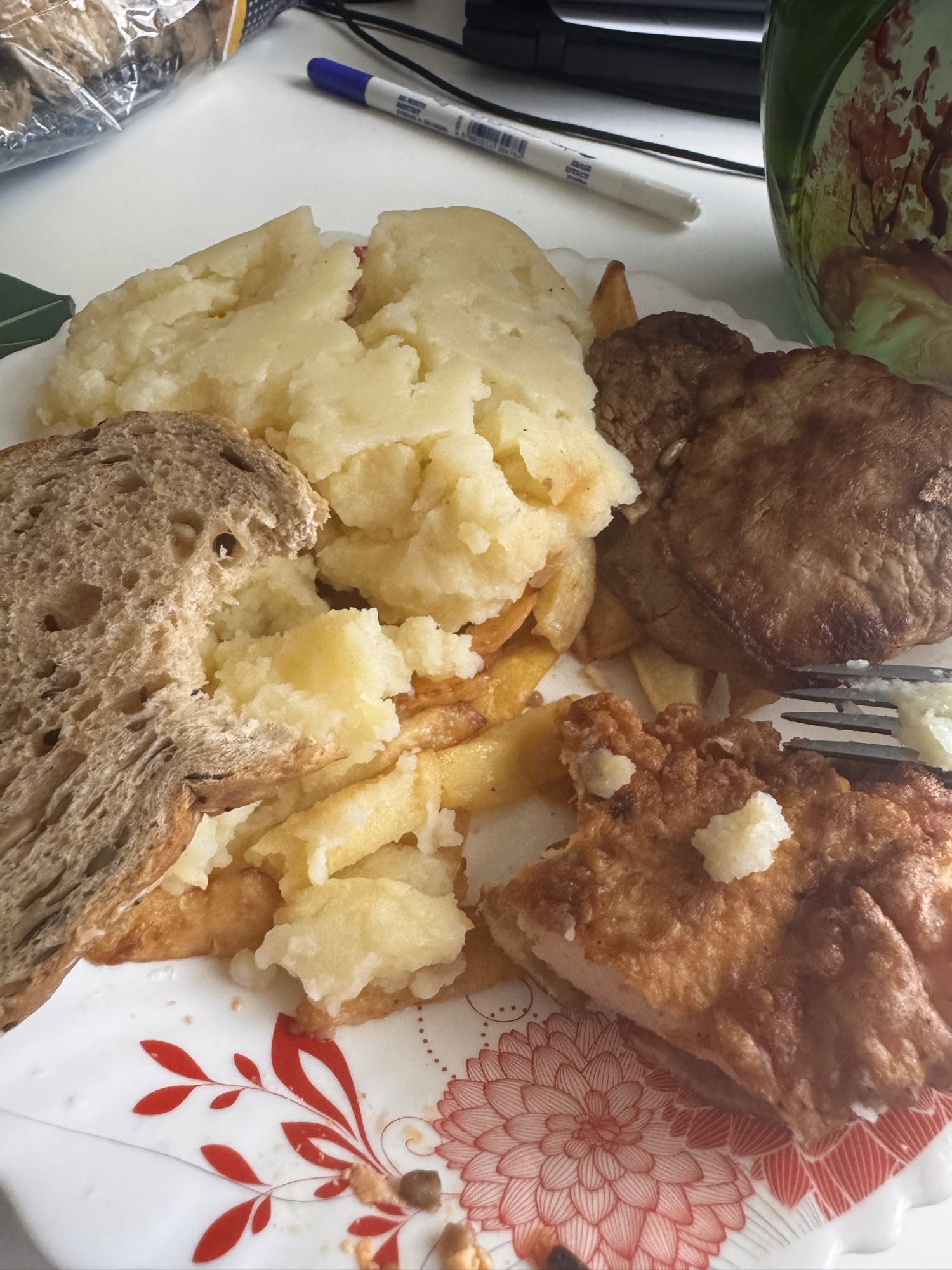 Cartofi, carne, pâine