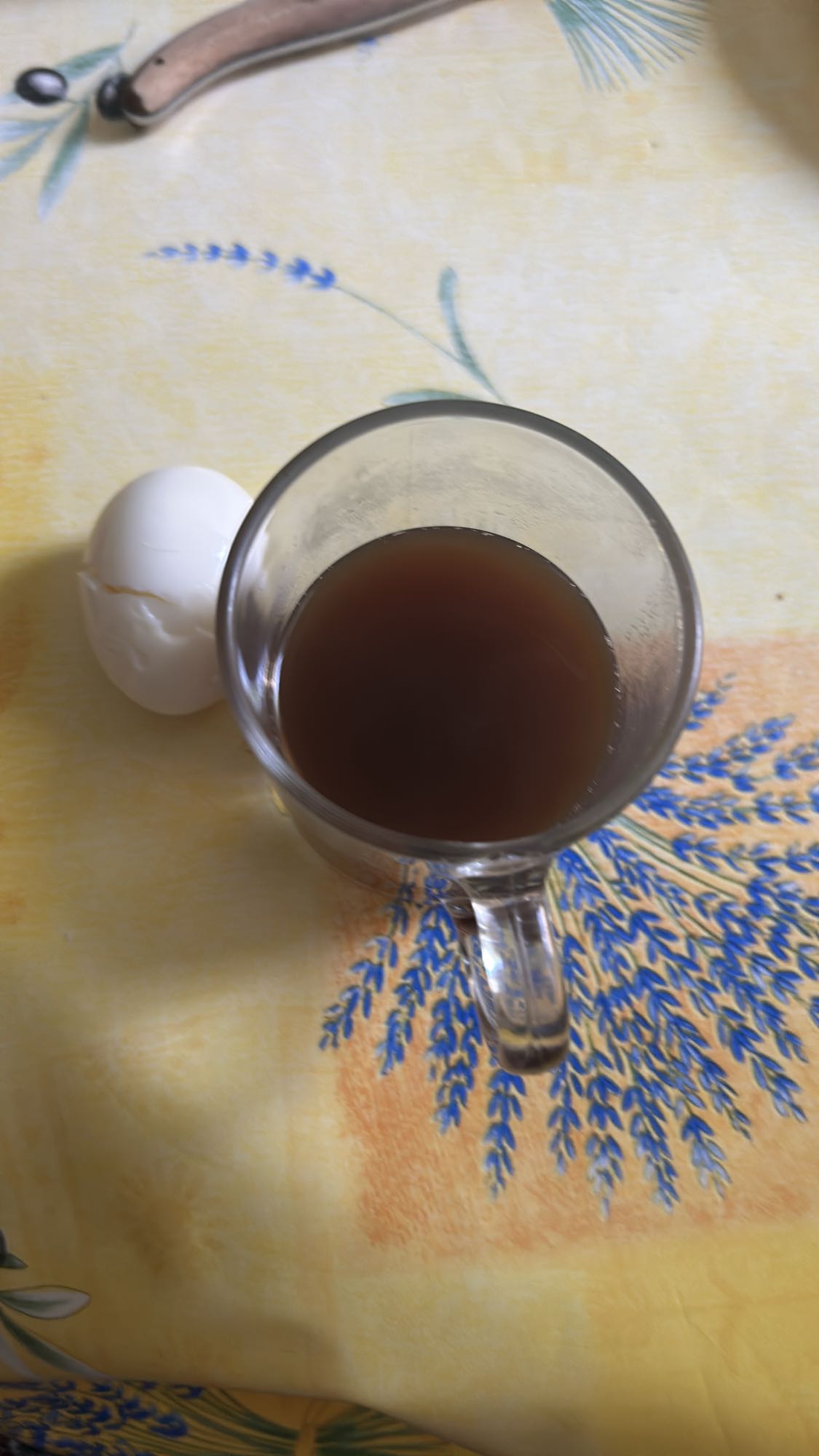 œuf et café noir