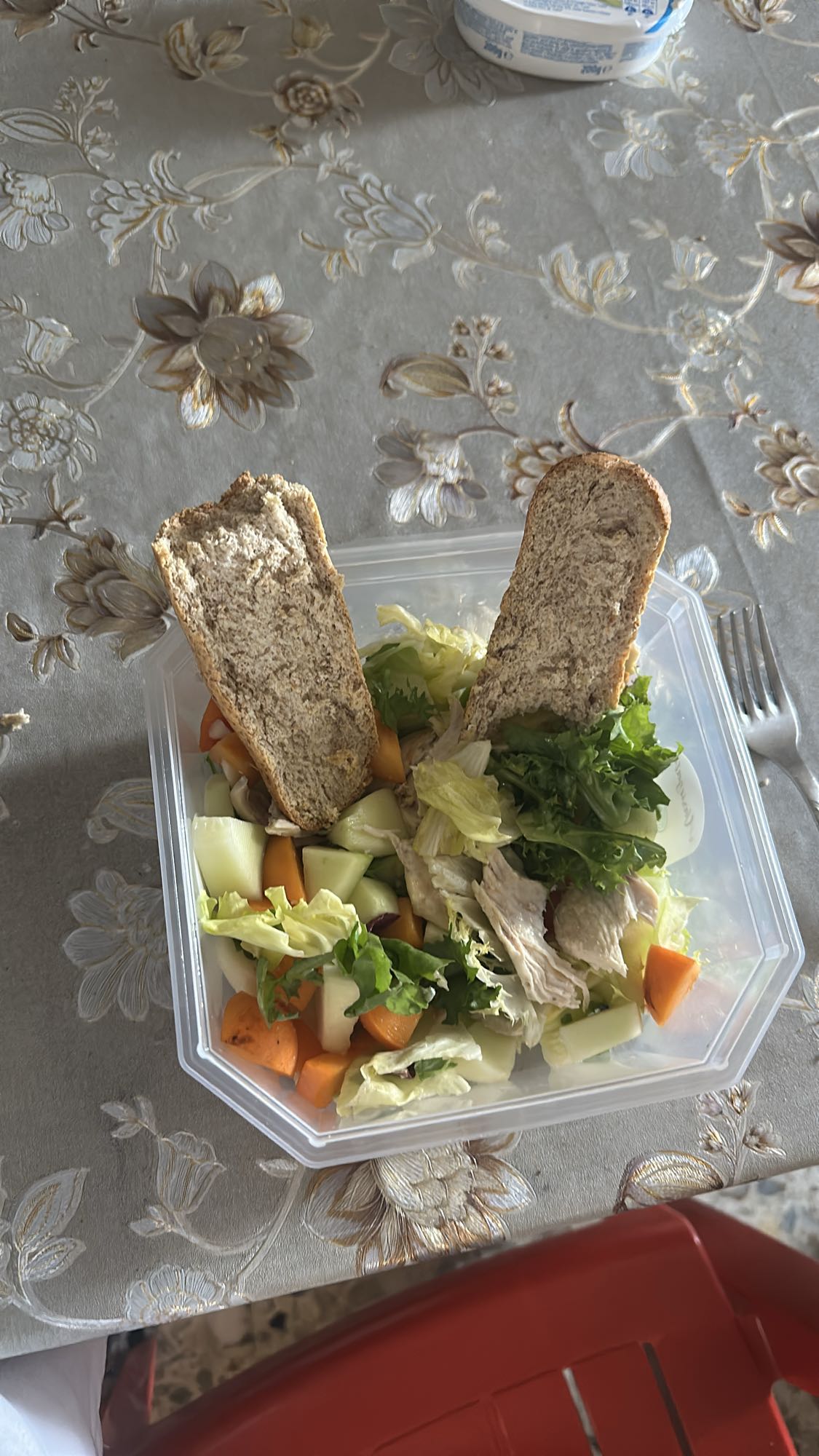 Tavuklu Salata ve Tam Tahıllı Ekmek