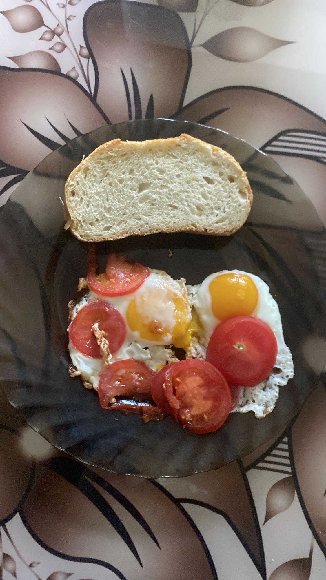 Яйца с помидорами и хлебом