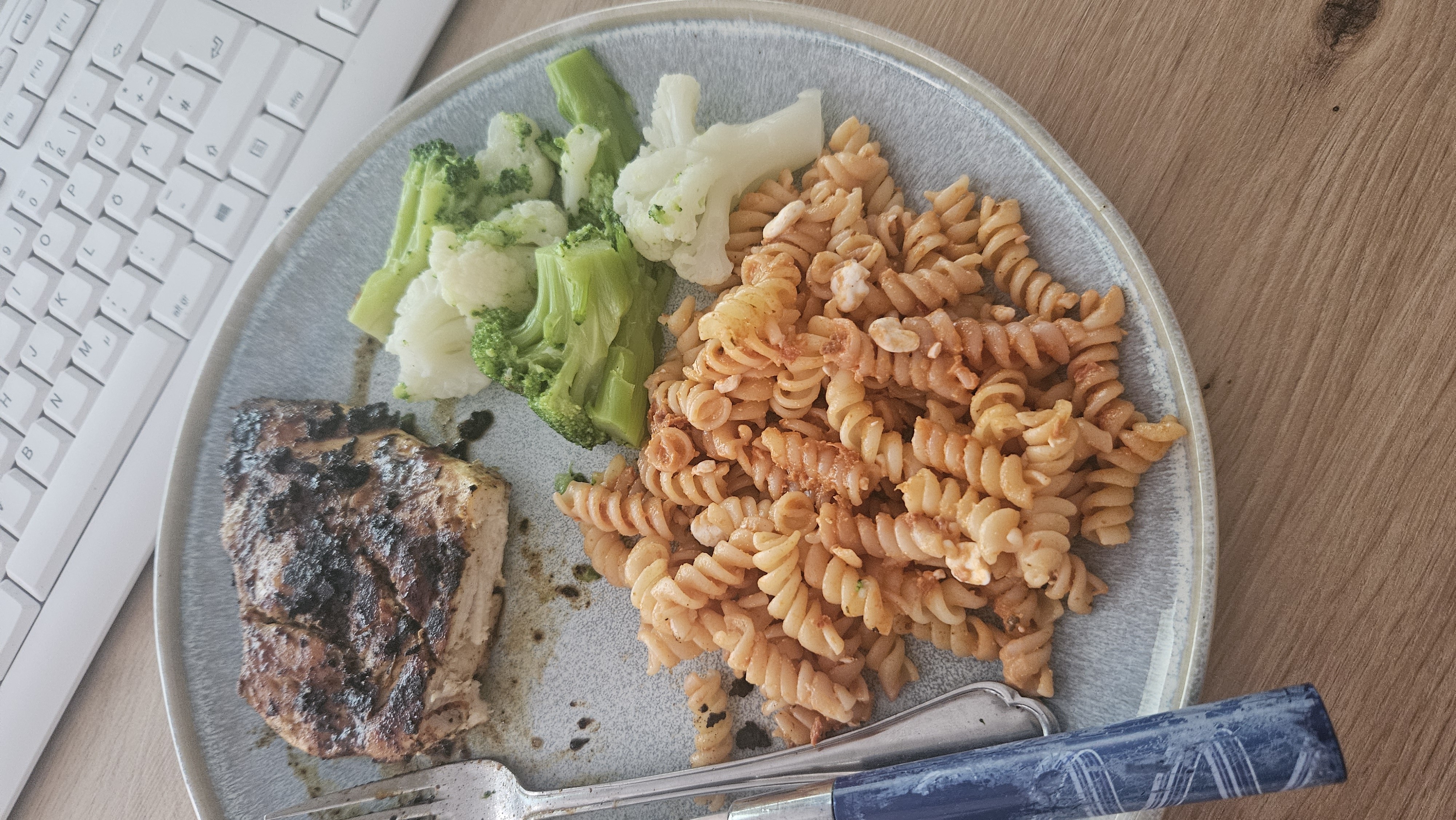 Gebratene Hähnchenbrust mit Fusilli, rotem Pesto, körnigem Frischkäse, Brokkoli und Blumenkohl