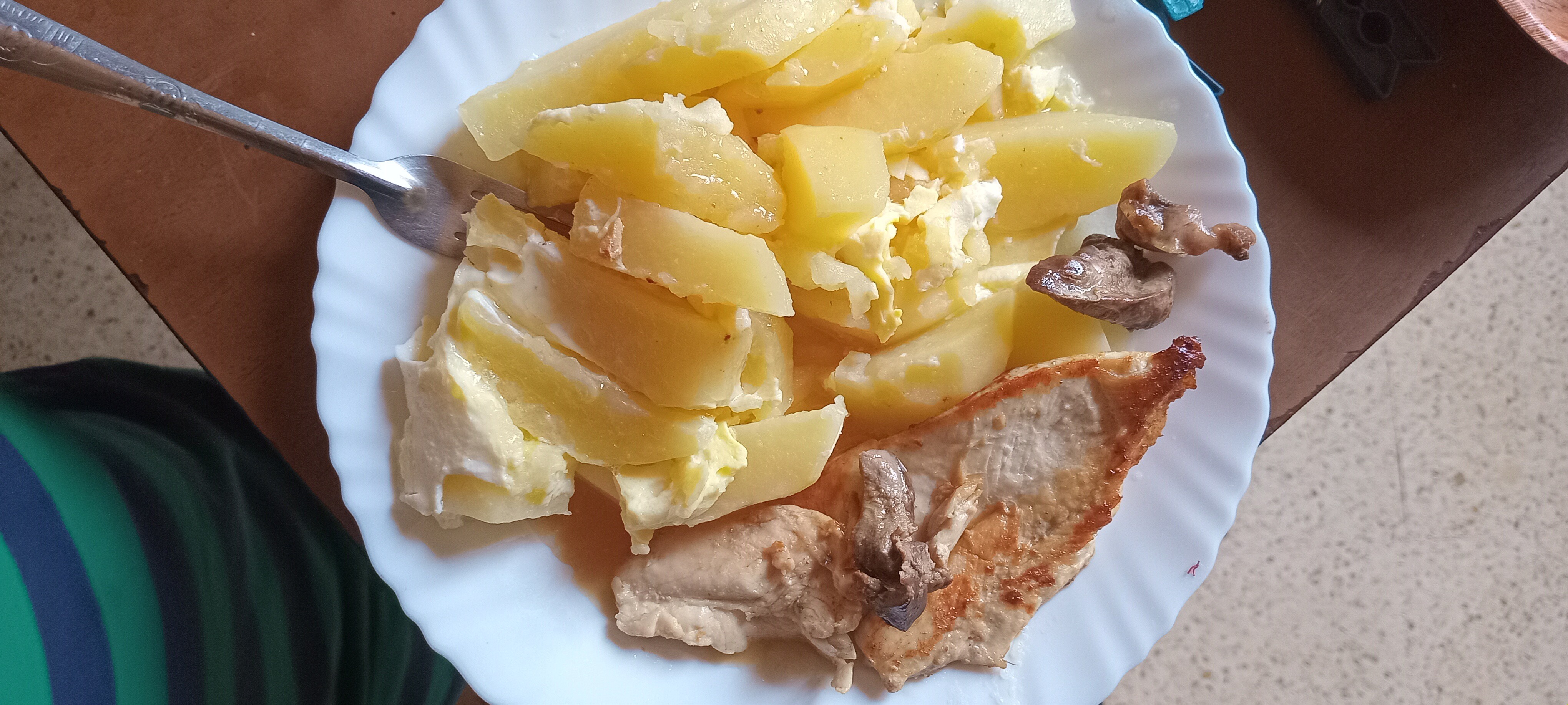 Poulet, pommes de terre, œuf