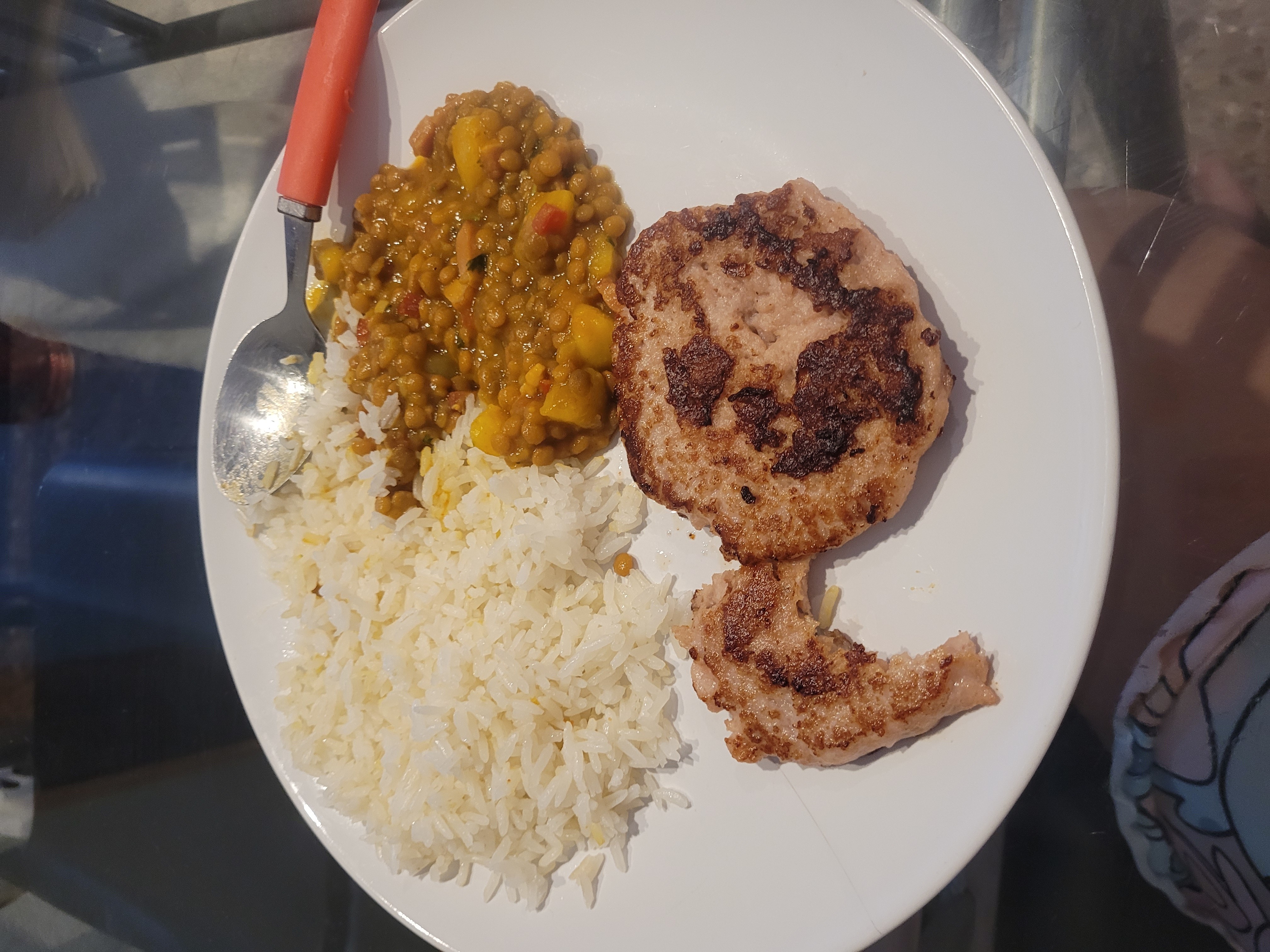 arroz, lentejas y hamburguesa