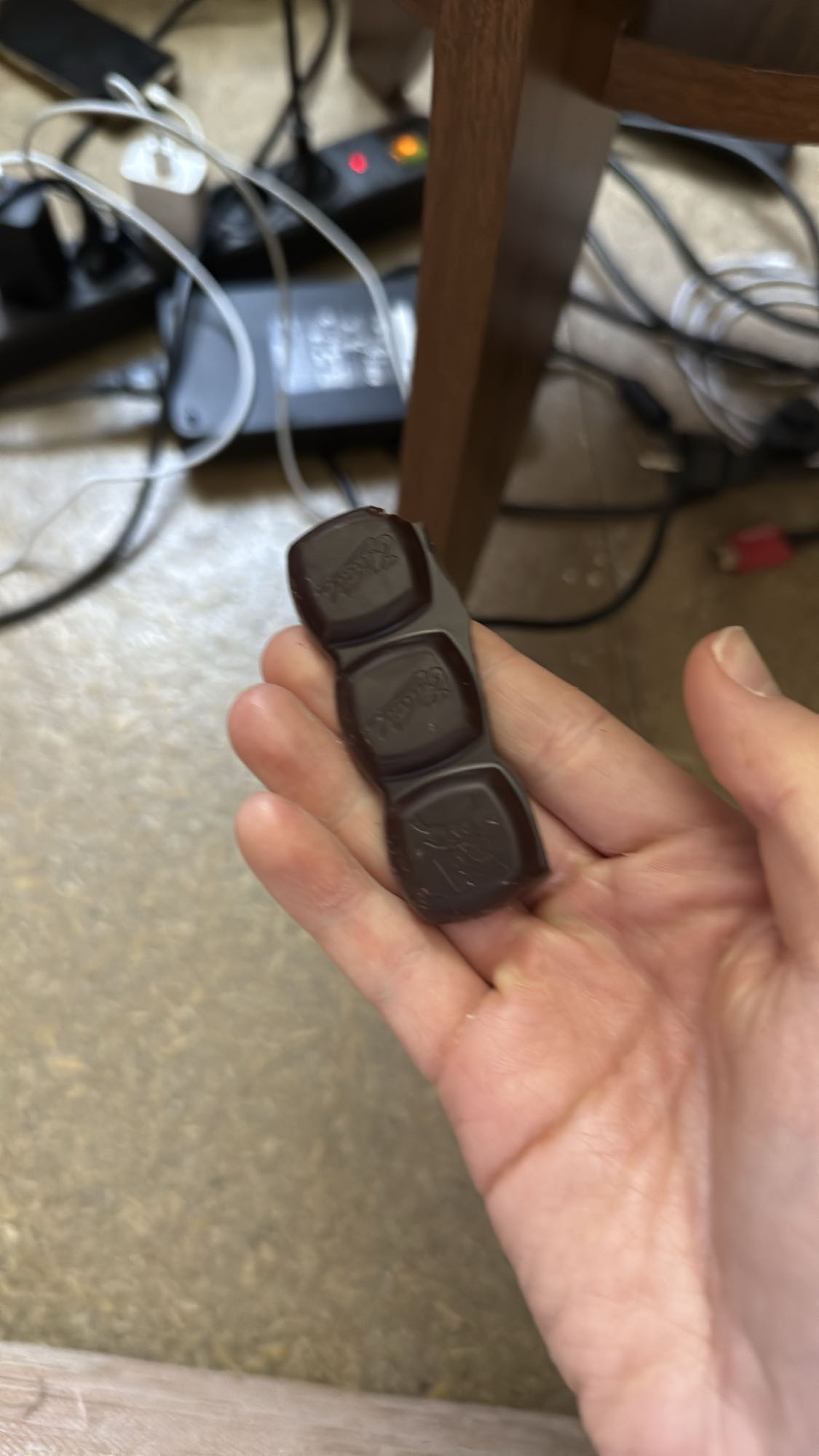 Kostka ciemnej czekolady