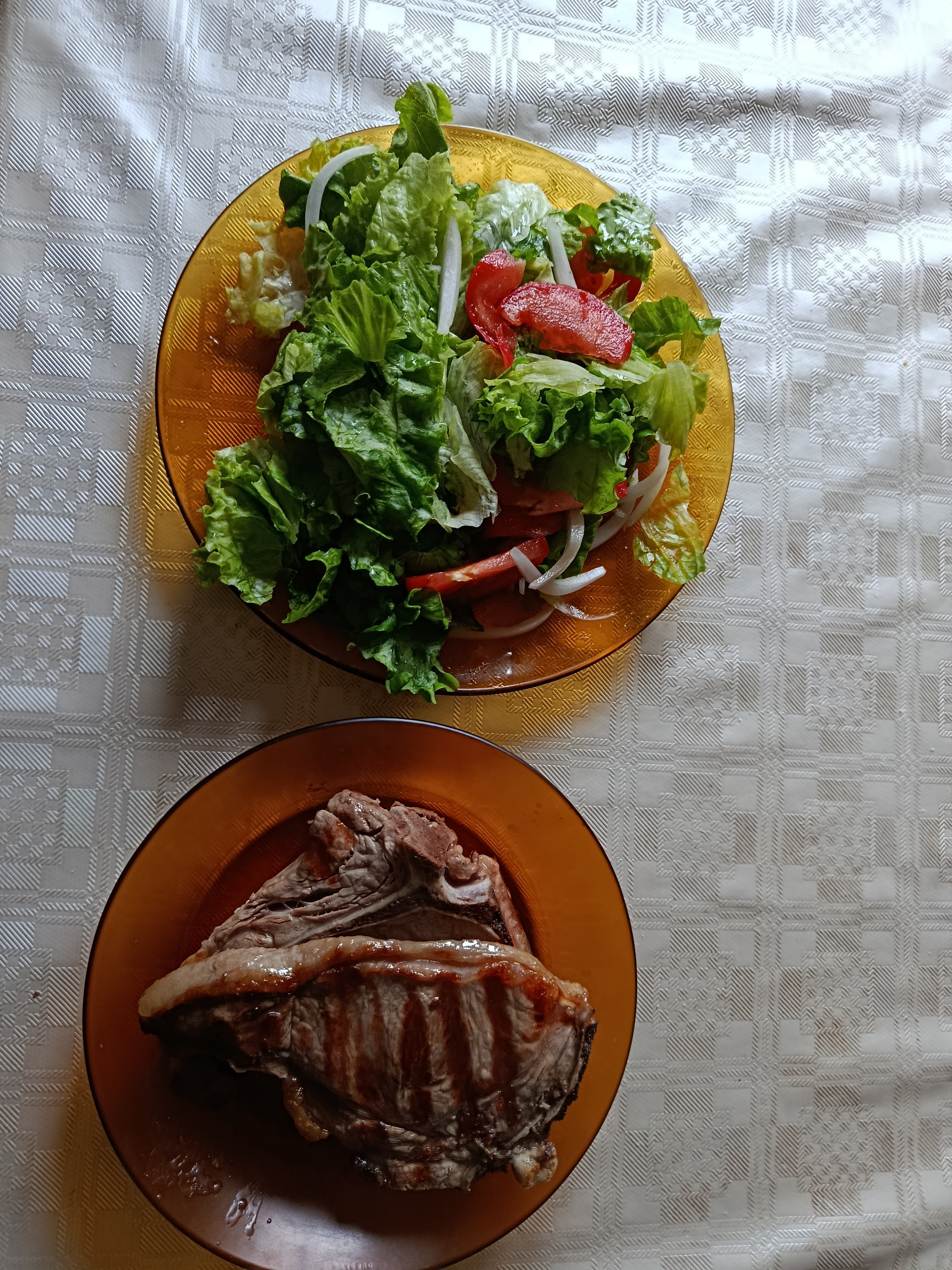 Ensalada y chuleta de res