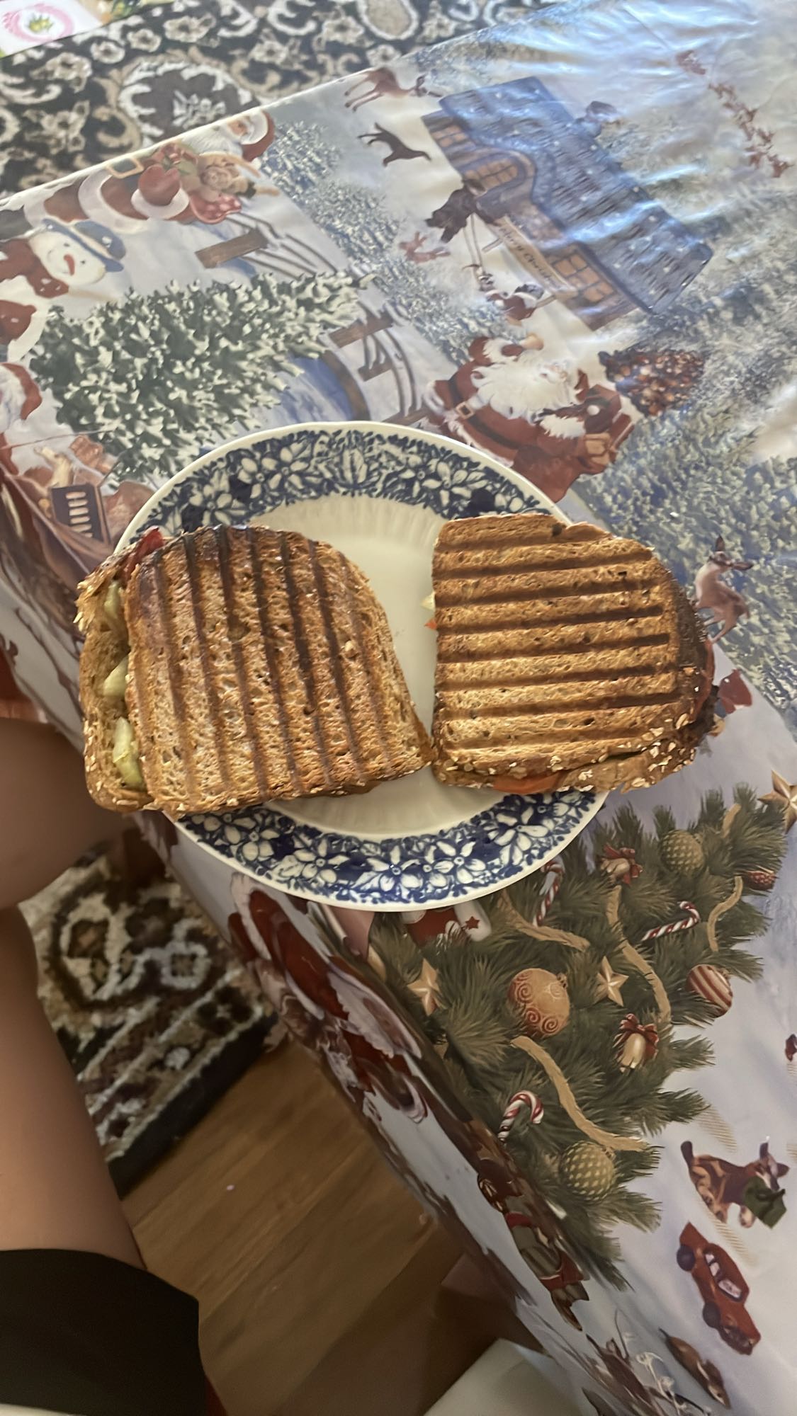 Sandviș prăjit cu margarină, salam, roșii și castraveți