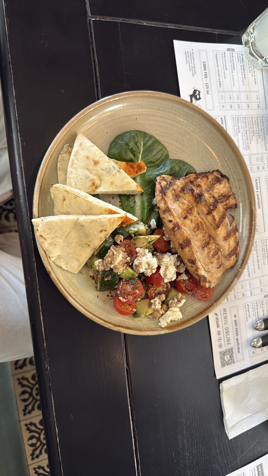 Pui cu pita și salată