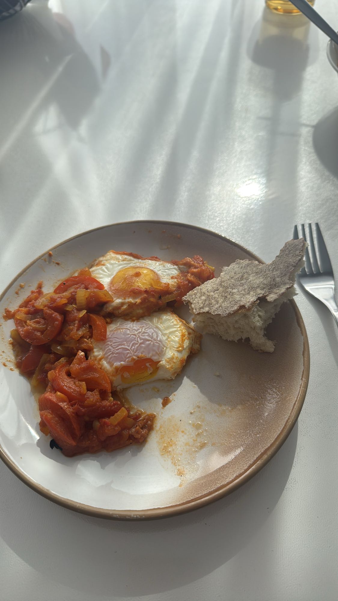 Ouă cu legume și pâine