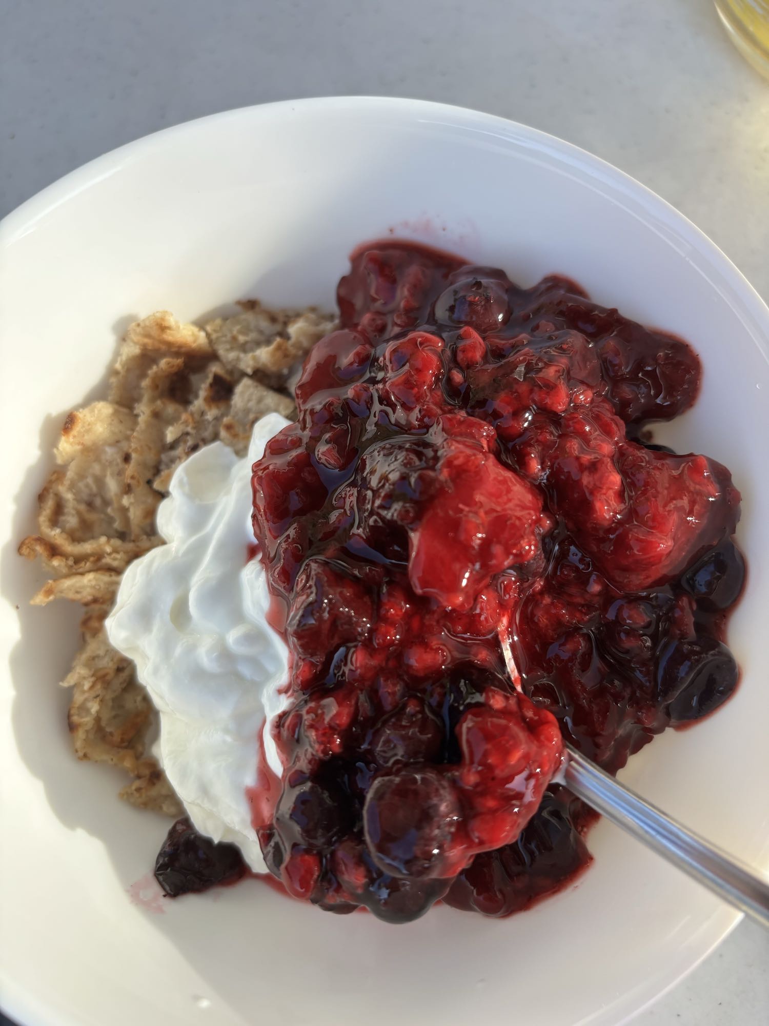 Bol de fruits et yaourt